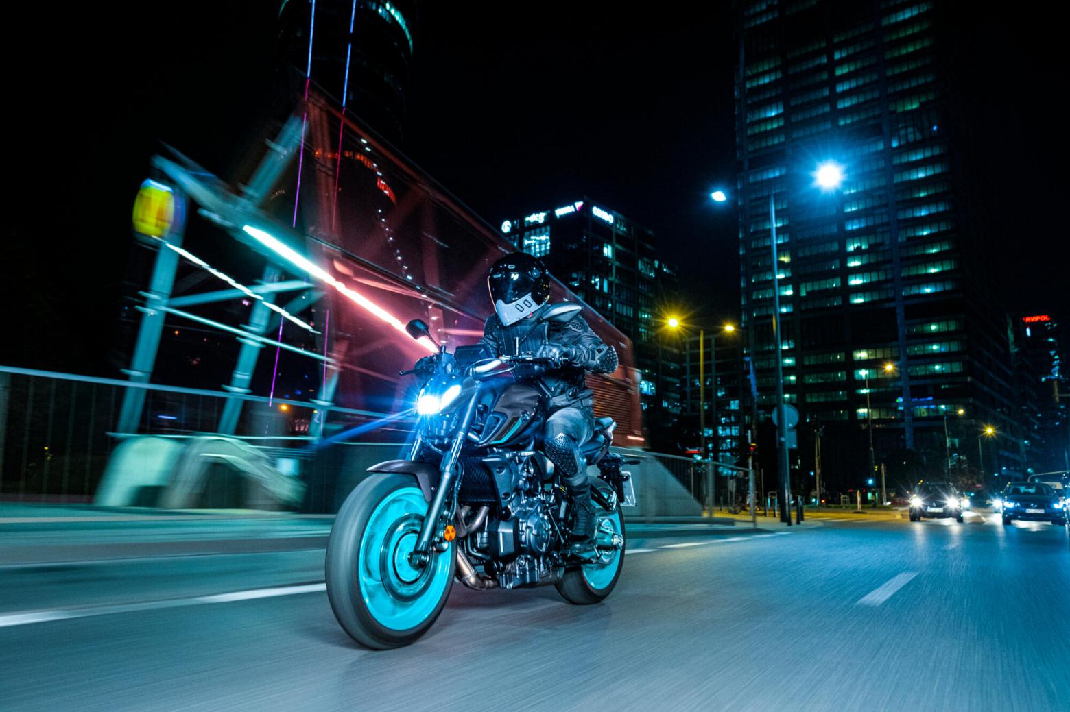YAMAHA MT-07 Motosiklet Özellikleri : YAMAHA MT-07 73.4hp Güç, 67nm. Tork, 220km/h Top Speed, 700cc Motor Hacmi,  Fiyat : 396000TL Fiyat, , 184kg Ağırlık, Ön Çift 298 mm hidrolik disk; ABS, Arka 245mm hidrolik disk; ABS'ler Fren, Ön 120/70ZR17, Arka 180/55ZR17