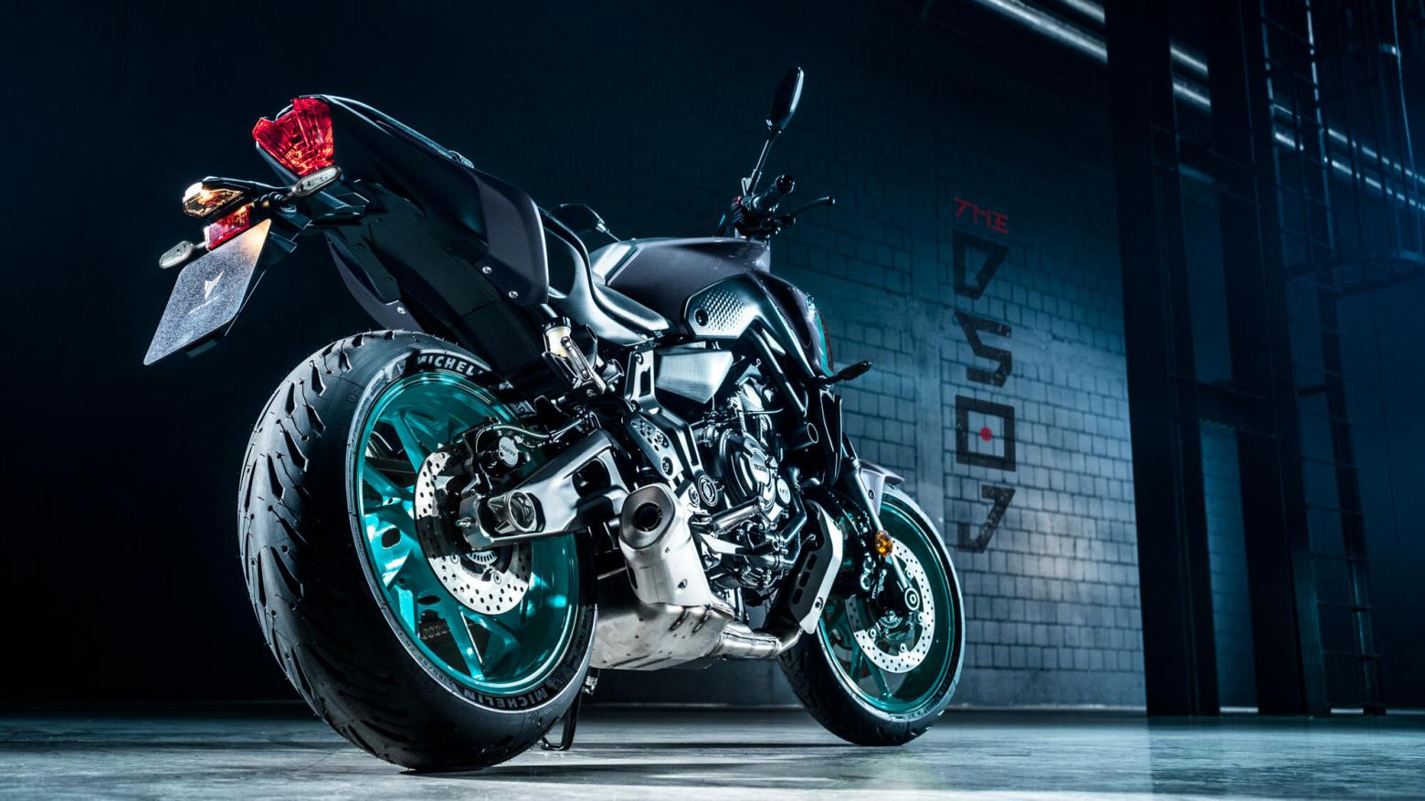 YAMAHA MT-07 Motosiklet Özellikleri : YAMAHA MT-07 73.4hp Güç, 67nm. Tork, 220km/h Top Speed, 700cc Motor Hacmi,  Fiyat : 396000TL Fiyat, , 184kg Ağırlık, Ön Çift 298 mm hidrolik disk; ABS, Arka 245mm hidrolik disk; ABS'ler Fren, Ön 120/70ZR17, Arka 180/55ZR17