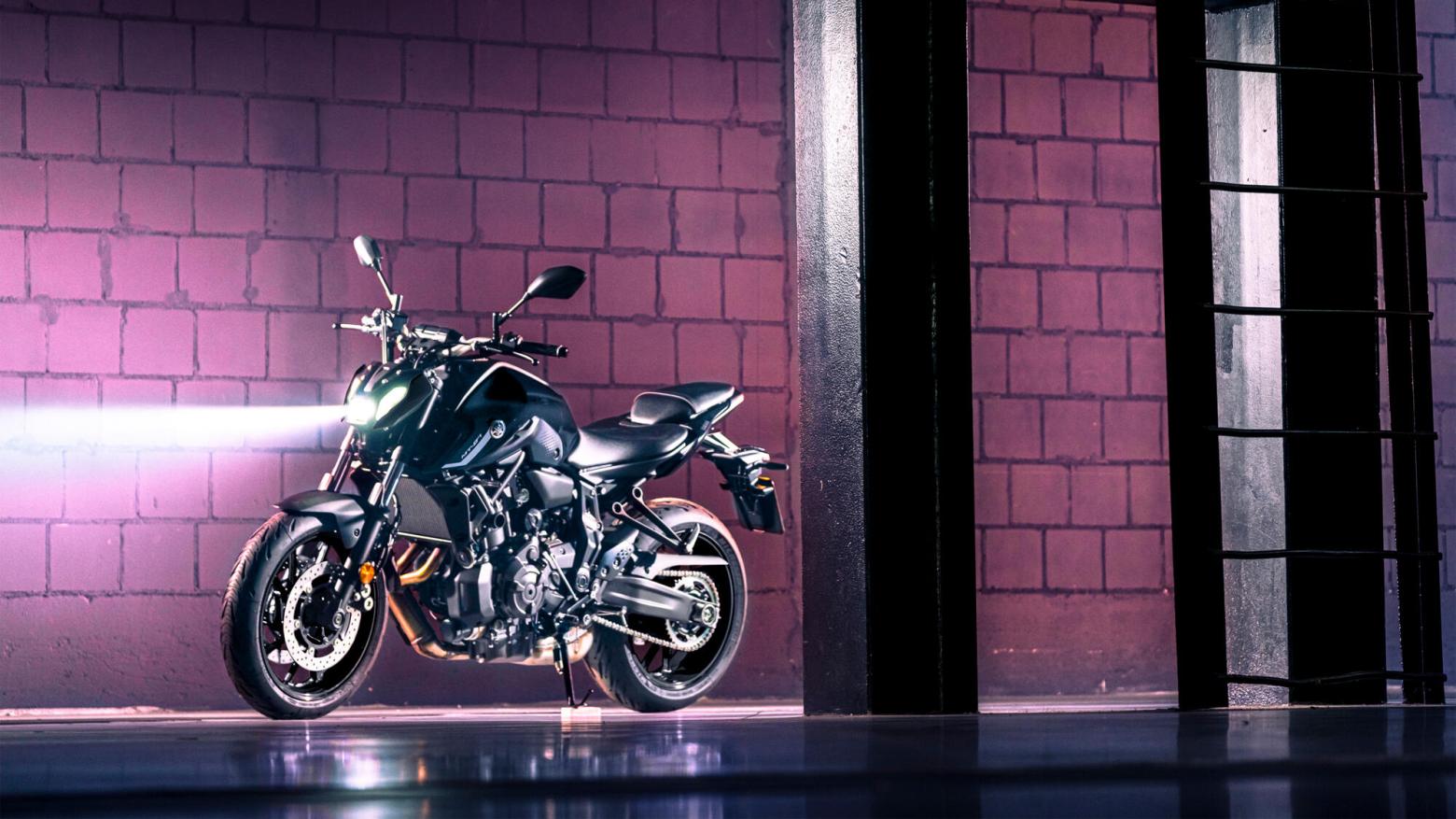 Yamaha MT-07 Pure Motosiklet Özellikleri : Yamaha MT-07 Pure 72.4hp Güç, 67nm. Tork, 230km/h Top Speed, 700cc Motor Hacmi,  Fiyat : 372000TL Fiyat, , 184kg Ağırlık, Ön fren: Hidrolik ikili disk, Ø 298 mm Arka fren: Hidrolik tek disk, Ø245 mm Fren, 120/70 ZR 17M/C(58W) (Tubeless), 180/55 ZR 17M/C(73W) (Tubeless)