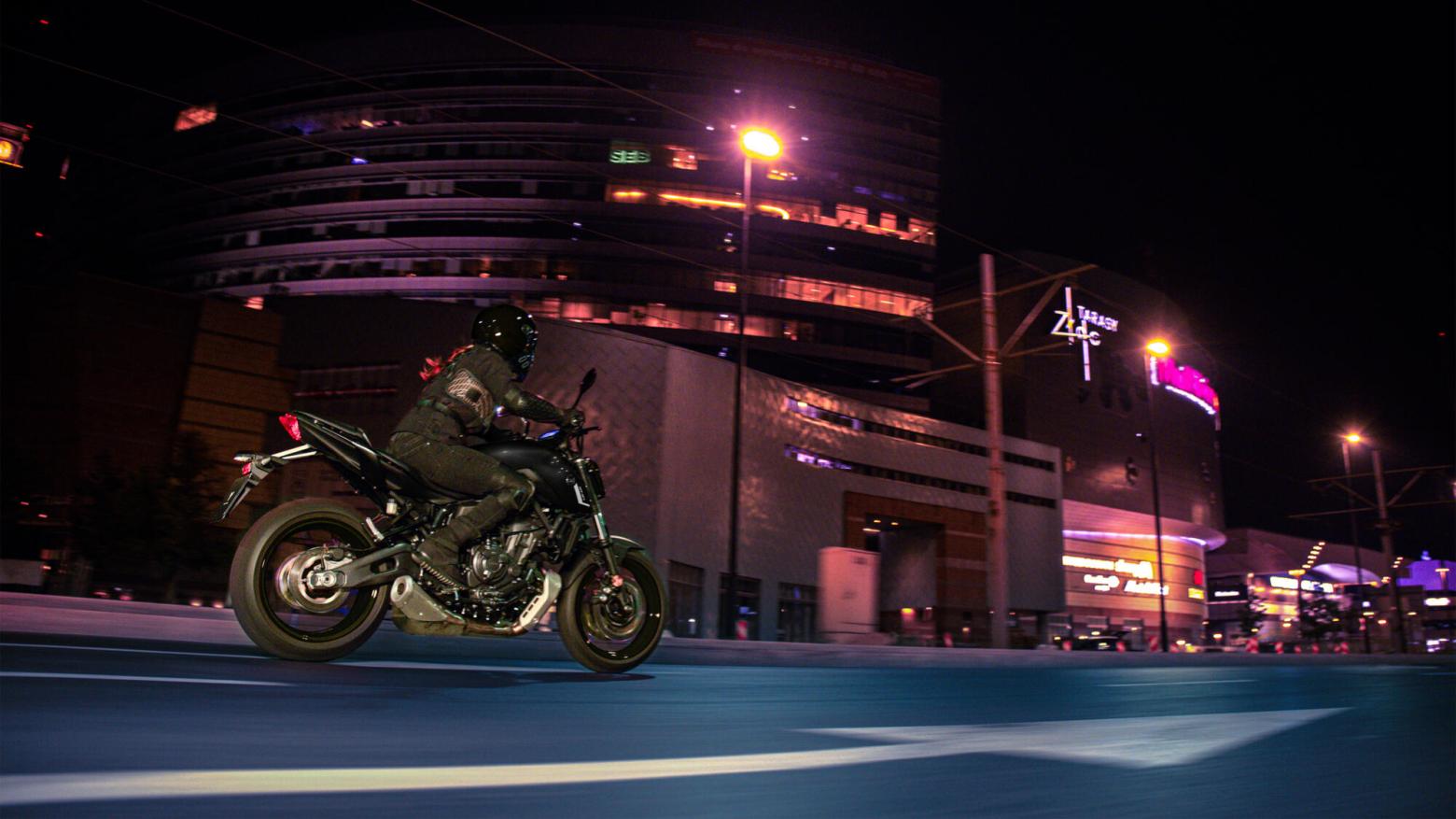 Yamaha MT-07 Pure Motosiklet Özellikleri : Yamaha MT-07 Pure 72.4hp Güç, 67nm. Tork, 230km/h Top Speed, 700cc Motor Hacmi,  Fiyat : 372000TL Fiyat, , 184kg Ağırlık, Ön fren: Hidrolik ikili disk, Ø 298 mm Arka fren: Hidrolik tek disk, Ø245 mm Fren, 120/70 ZR 17M/C(58W) (Tubeless), 180/55 ZR 17M/C(73W) (Tubeless)