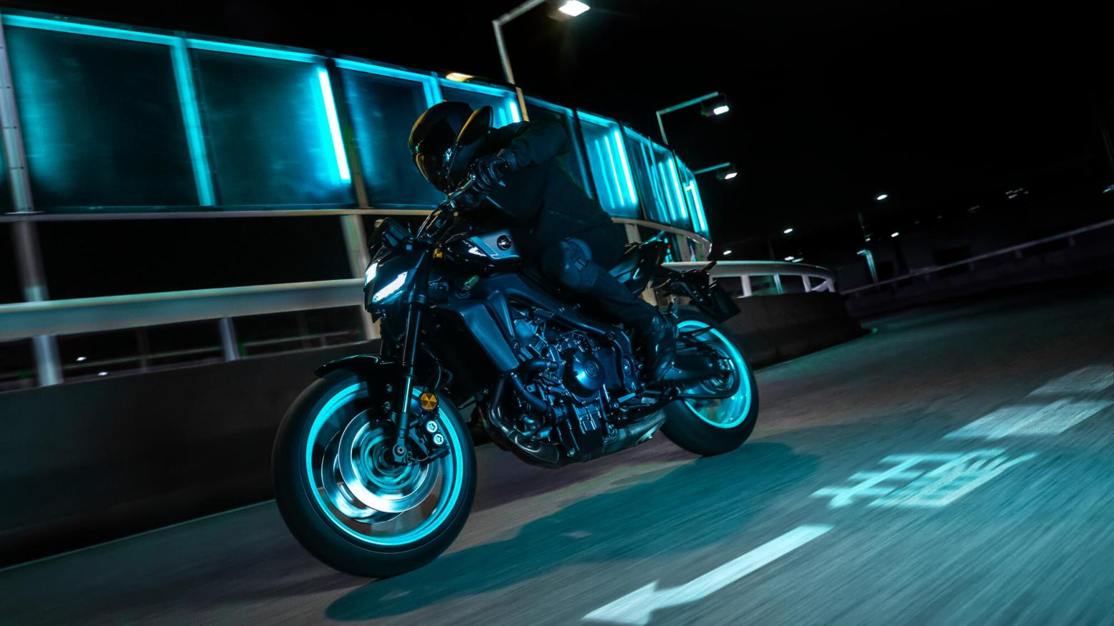 YAMAHA MT-09 Motosiklet Özellikleri : YAMAHA MT-09 117.3hp Güç, 93nm. Tork, 270km/h Top Speed, 900cc Motor Hacmi,  Fiyat : 525300TL Fiyat, , 189kg Ağırlık, Ön: Hidrolik çift disk, Ø 298 mm Arka: Hidrolik tek disk, Ø 245 mm Fren, 120/70 ZR17M/C (58W) Tubeless, 180/55 ZR17M/C (73W) Tubeless