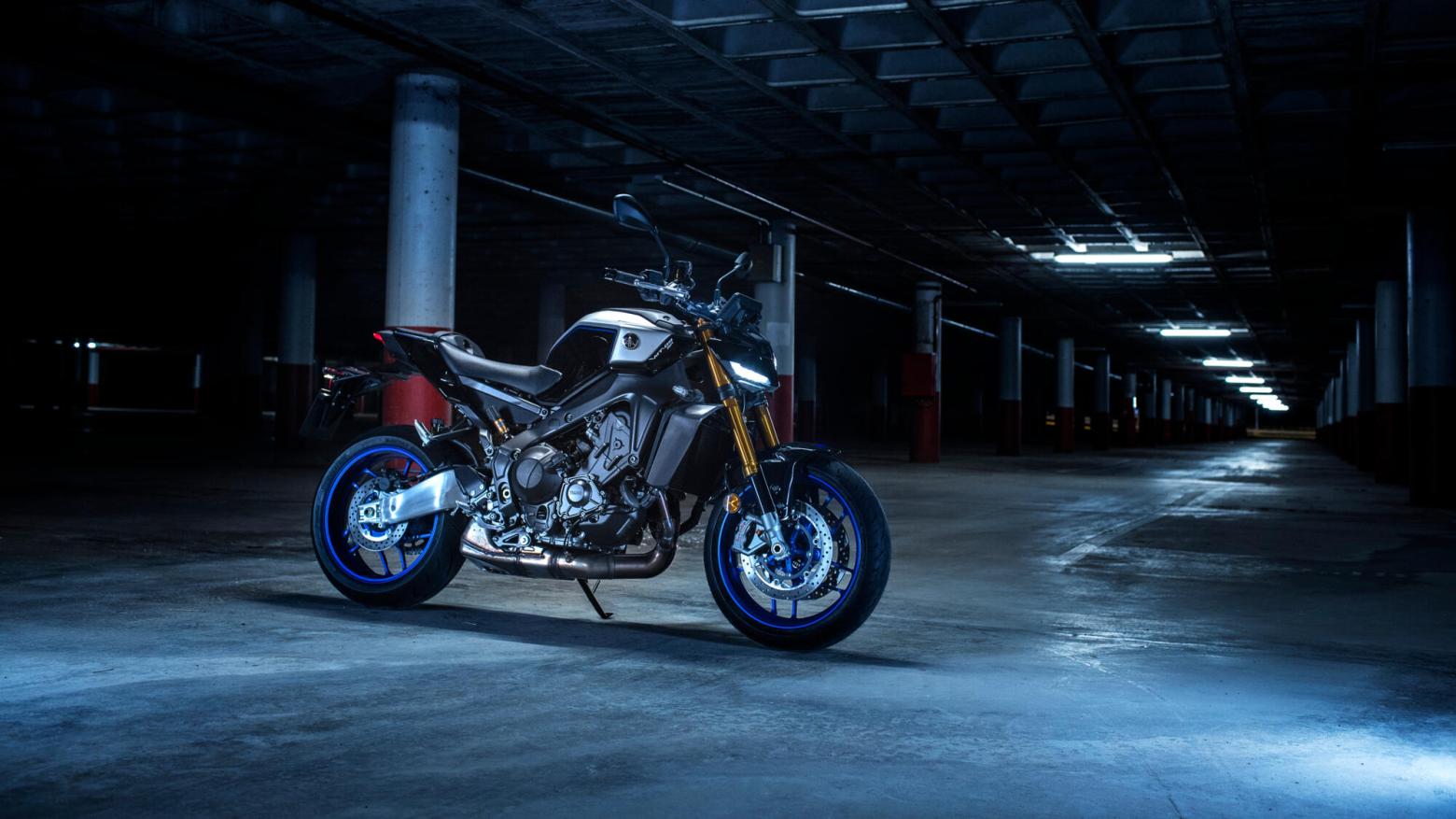 YAMAHA MT-09 Motosiklet Özellikleri : YAMAHA MT-09 119hp Güç, 93nm. Tork, 250km/h Top Speed, 900cc Motor Hacmi,  Fiyat : 581000TL Fiyat, , 193kg Ağırlık, Ön Çift 298 mm hidrolik disk; ABS, Arka 245mm hidrolik disk; ABS'ler Fren, Ön 120/70ZR17, Arka 180/55ZR17 (Bridgestone® Battlax Hypersport S23)