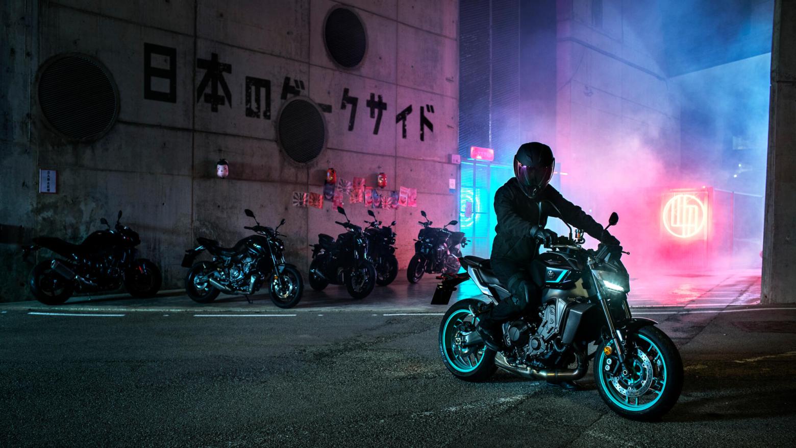 YAMAHA MT-09 Motosiklet Özellikleri : YAMAHA MT-09 117.3hp Güç, 93nm. Tork, 270km/h Top Speed, 900cc Motor Hacmi,  Fiyat : 525300TL Fiyat, , 189kg Ağırlık, Ön: Hidrolik çift disk, Ø 298 mm Arka: Hidrolik tek disk, Ø 245 mm Fren, 120/70 ZR17M/C (58W) Tubeless, 180/55 ZR17M/C (73W) Tubeless