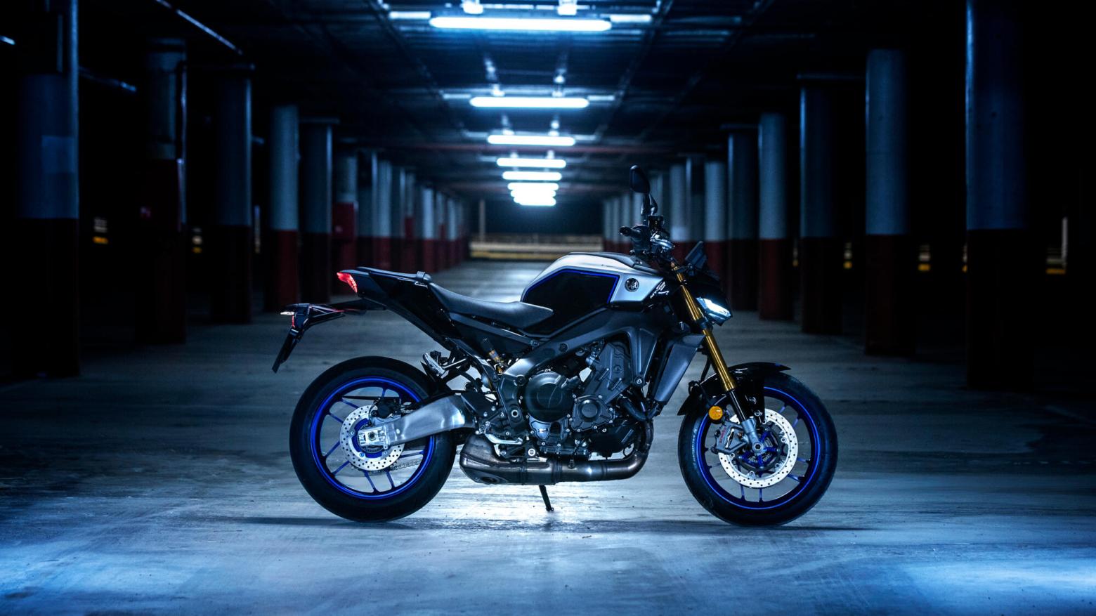 YAMAHA MT-09 Motosiklet Özellikleri : YAMAHA MT-09 119hp Güç, 93nm. Tork, 250km/h Top Speed, 900cc Motor Hacmi,  Fiyat : 581000TL Fiyat, , 193kg Ağırlık, Ön Çift 298 mm hidrolik disk; ABS, Arka 245mm hidrolik disk; ABS'ler Fren, Ön 120/70ZR17, Arka 180/55ZR17 (Bridgestone® Battlax Hypersport S23)