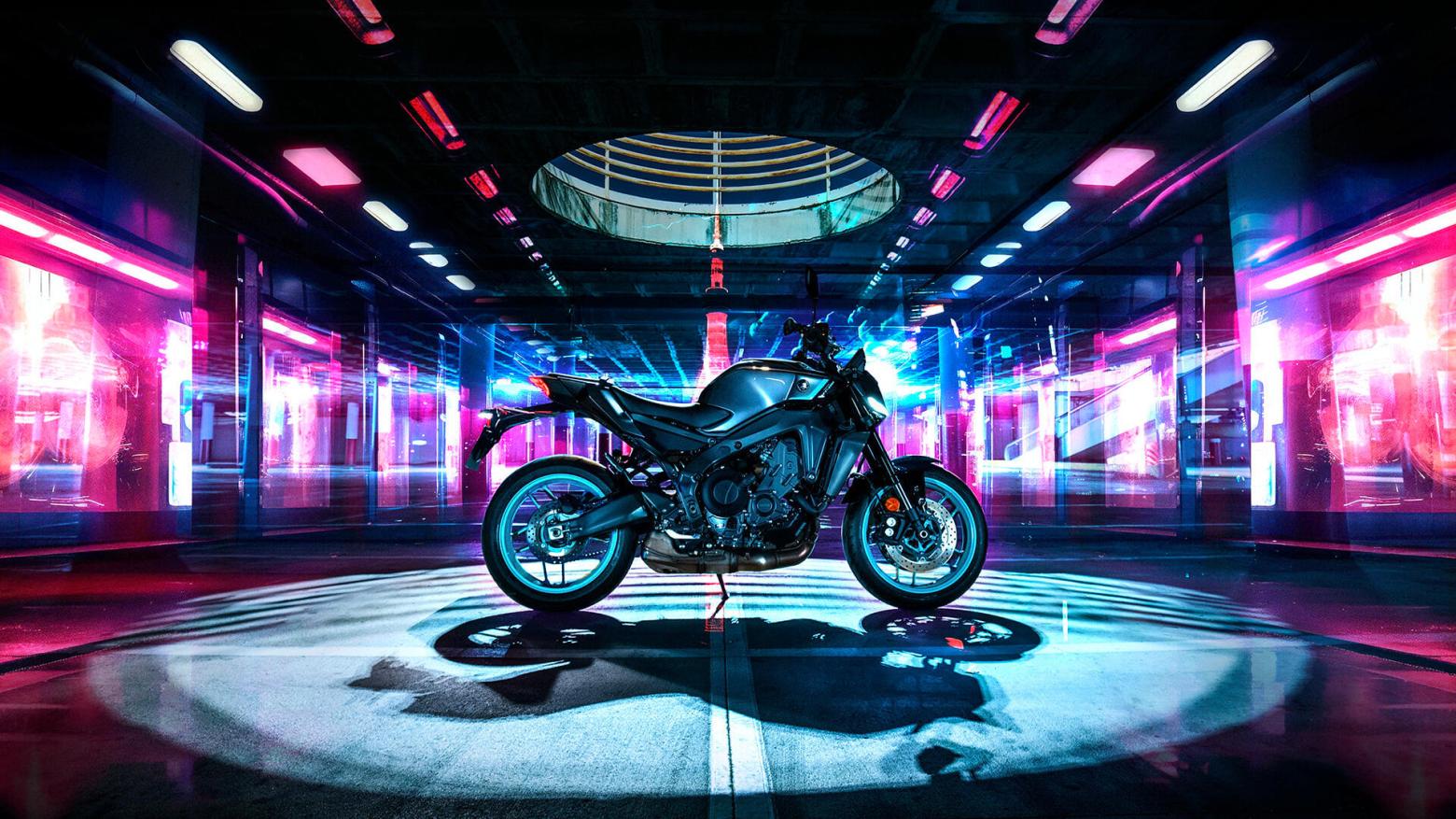 YAMAHA MT-09 Motosiklet Özellikleri : YAMAHA MT-09 117.3hp Güç, 93nm. Tork, 270km/h Top Speed, 900cc Motor Hacmi,  Fiyat : 525300TL Fiyat, , 189kg Ağırlık, Ön: Hidrolik çift disk, Ø 298 mm Arka: Hidrolik tek disk, Ø 245 mm Fren, 120/70 ZR17M/C (58W) Tubeless, 180/55 ZR17M/C (73W) Tubeless
