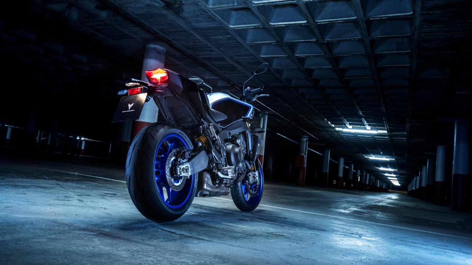YAMAHA MT-09 Motosiklet Özellikleri : YAMAHA MT-09 119hp Güç, 93nm. Tork, 250km/h Top Speed, 900cc Motor Hacmi,  Fiyat : 581000TL Fiyat, , 193kg Ağırlık, Ön Çift 298 mm hidrolik disk; ABS, Arka 245mm hidrolik disk; ABS'ler Fren, Ön 120/70ZR17, Arka 180/55ZR17 (Bridgestone® Battlax Hypersport S23)
