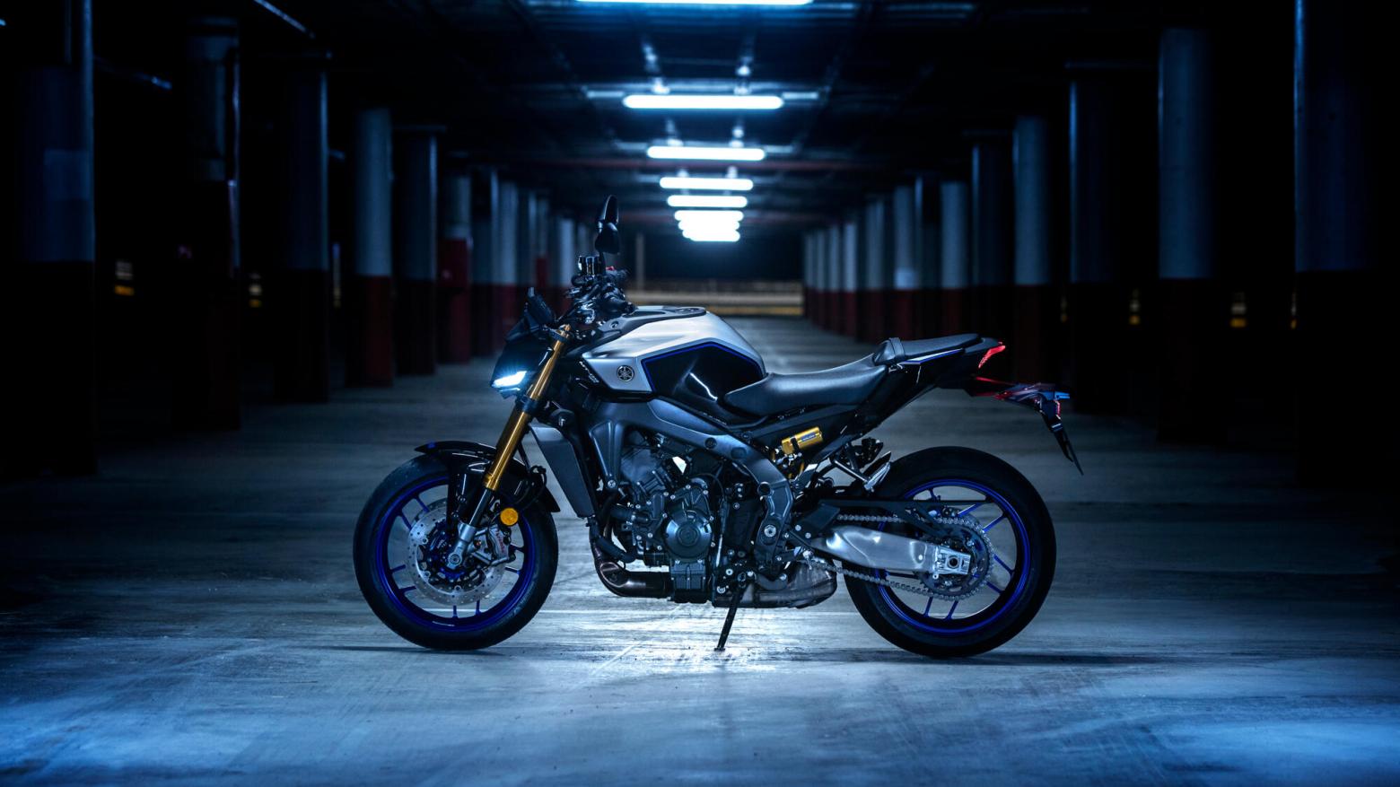 YAMAHA MT-09 Motosiklet Özellikleri : YAMAHA MT-09 119hp Güç, 93nm. Tork, 250km/h Top Speed, 900cc Motor Hacmi,  Fiyat : 581000TL Fiyat, , 193kg Ağırlık, Ön Çift 298 mm hidrolik disk; ABS, Arka 245mm hidrolik disk; ABS'ler Fren, Ön 120/70ZR17, Arka 180/55ZR17 (Bridgestone® Battlax Hypersport S23)