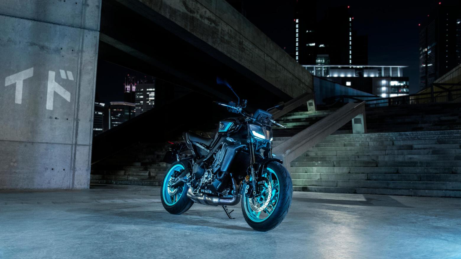 YAMAHA MT-09 Motosiklet Özellikleri : YAMAHA MT-09 117.3hp Güç, 93nm. Tork, 270km/h Top Speed, 900cc Motor Hacmi,  Fiyat : 525300TL Fiyat, , 189kg Ağırlık, Ön: Hidrolik çift disk, Ø 298 mm Arka: Hidrolik tek disk, Ø 245 mm Fren, 120/70 ZR17M/C (58W) Tubeless, 180/55 ZR17M/C (73W) Tubeless