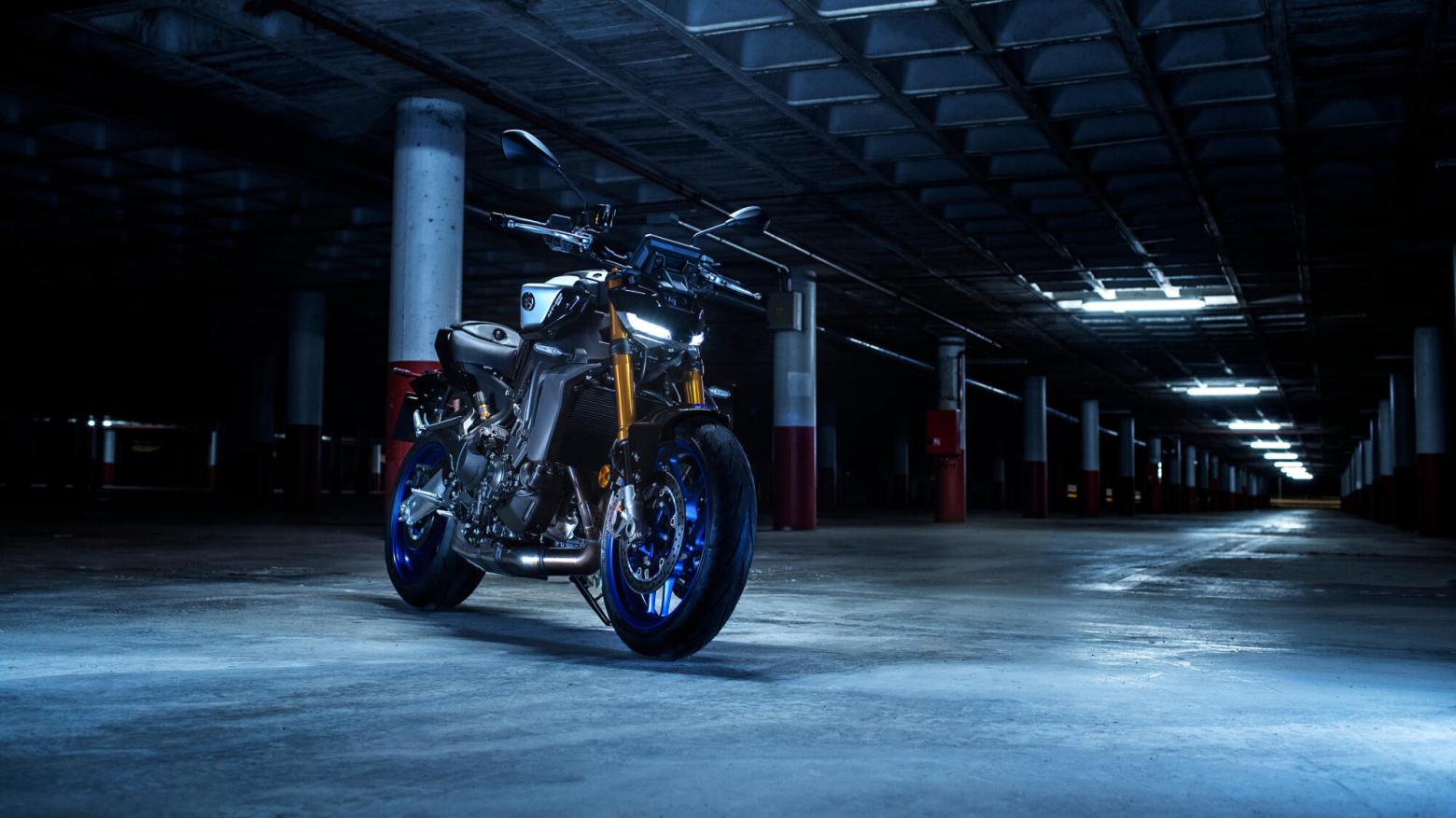 YAMAHA MT-09 Motosiklet Özellikleri : YAMAHA MT-09 119hp Güç, 93nm. Tork, 250km/h Top Speed, 900cc Motor Hacmi,  Fiyat : 581000TL Fiyat, , 193kg Ağırlık, Ön Çift 298 mm hidrolik disk; ABS, Arka 245mm hidrolik disk; ABS'ler Fren, Ön 120/70ZR17, Arka 180/55ZR17 (Bridgestone® Battlax Hypersport S23)