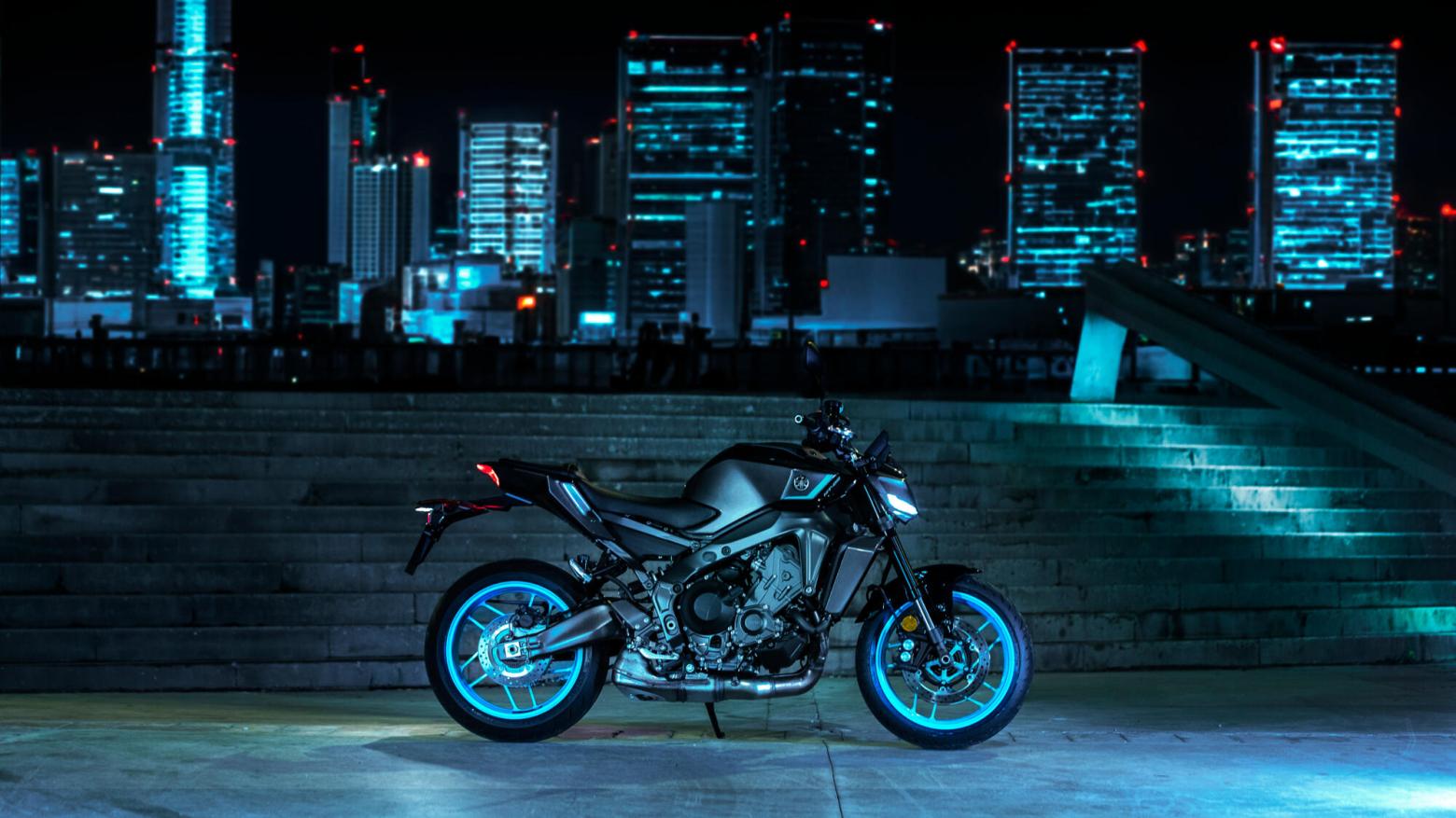 YAMAHA MT-09 Motosiklet Özellikleri : YAMAHA MT-09 117.3hp Güç, 93nm. Tork, 270km/h Top Speed, 900cc Motor Hacmi,  Fiyat : 525300TL Fiyat, , 189kg Ağırlık, Ön: Hidrolik çift disk, Ø 298 mm Arka: Hidrolik tek disk, Ø 245 mm Fren, 120/70 ZR17M/C (58W) Tubeless, 180/55 ZR17M/C (73W) Tubeless