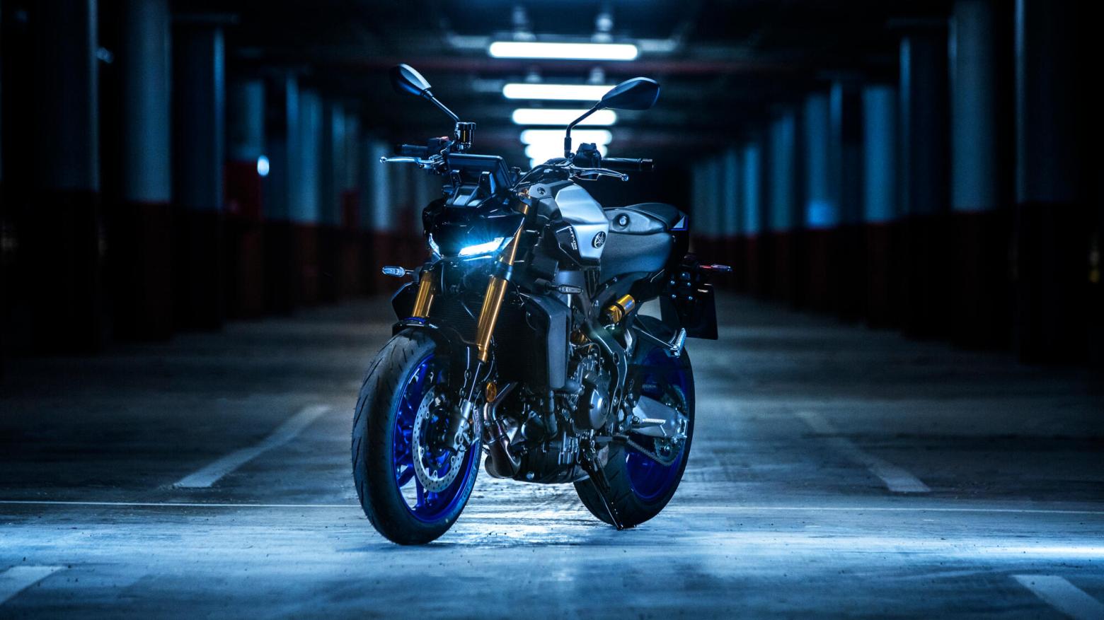 YAMAHA MT-09 Motosiklet Özellikleri : YAMAHA MT-09 119hp Güç, 93nm. Tork, 250km/h Top Speed, 900cc Motor Hacmi,  Fiyat : 581000TL Fiyat, , 193kg Ağırlık, Ön Çift 298 mm hidrolik disk; ABS, Arka 245mm hidrolik disk; ABS'ler Fren, Ön 120/70ZR17, Arka 180/55ZR17 (Bridgestone® Battlax Hypersport S23)