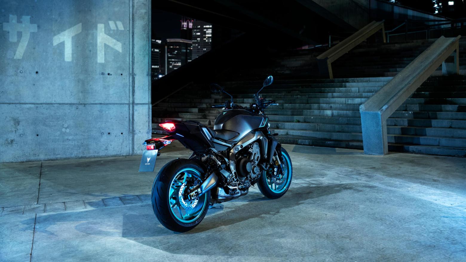 YAMAHA MT-09 Motosiklet Özellikleri : YAMAHA MT-09 117.3hp Güç, 93nm. Tork, 270km/h Top Speed, 900cc Motor Hacmi,  Fiyat : 525300TL Fiyat, , 189kg Ağırlık, Ön: Hidrolik çift disk, Ø 298 mm Arka: Hidrolik tek disk, Ø 245 mm Fren, 120/70 ZR17M/C (58W) Tubeless, 180/55 ZR17M/C (73W) Tubeless