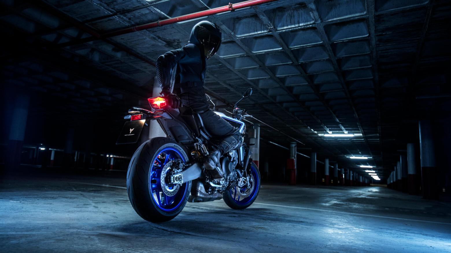 YAMAHA MT-09 Motosiklet Özellikleri : YAMAHA MT-09 119hp Güç, 93nm. Tork, 250km/h Top Speed, 900cc Motor Hacmi,  Fiyat : 581000TL Fiyat, , 193kg Ağırlık, Ön Çift 298 mm hidrolik disk; ABS, Arka 245mm hidrolik disk; ABS'ler Fren, Ön 120/70ZR17, Arka 180/55ZR17 (Bridgestone® Battlax Hypersport S23)