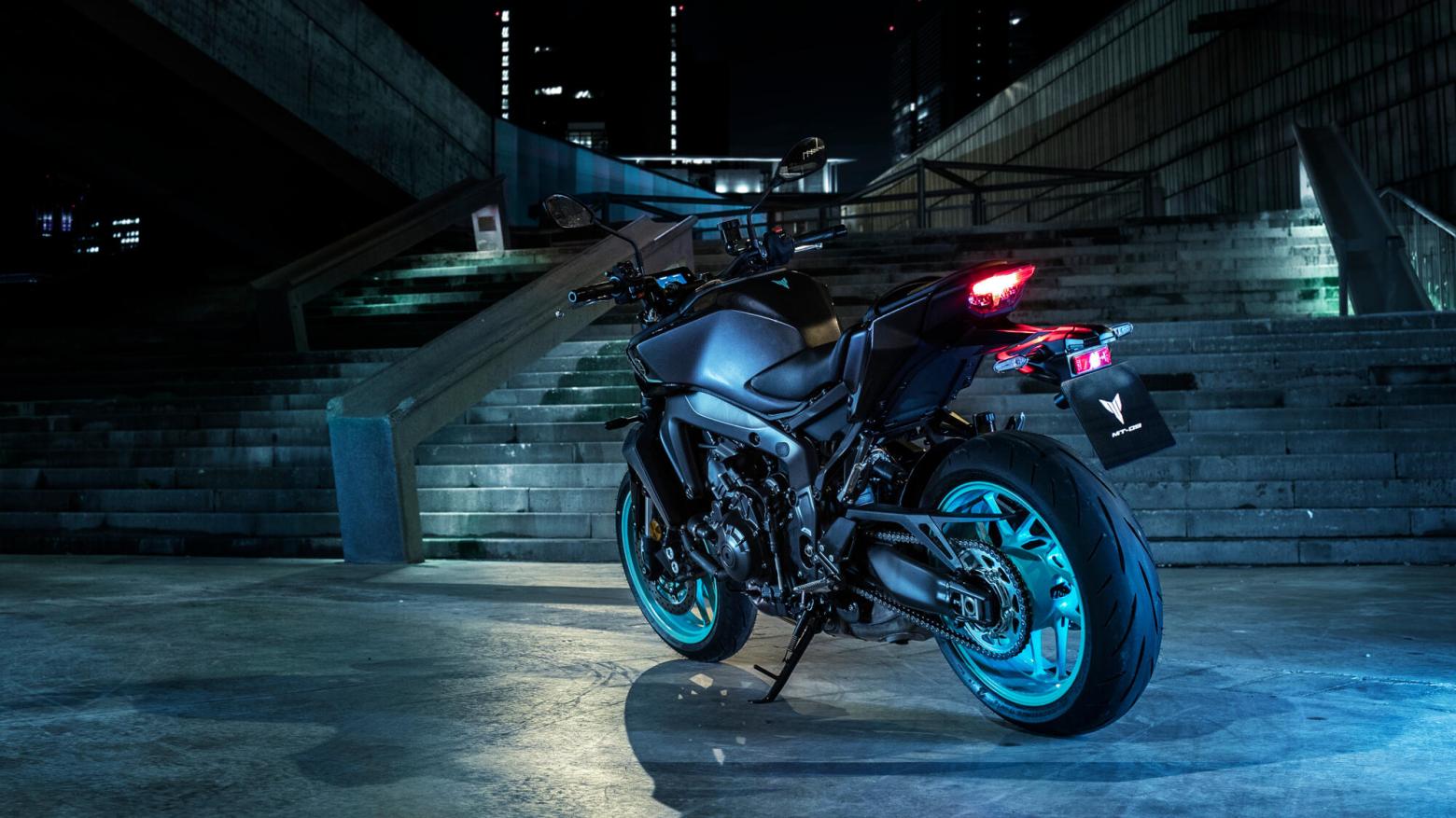 YAMAHA MT-09 Motosiklet Özellikleri : YAMAHA MT-09 117.3hp Güç, 93nm. Tork, 270km/h Top Speed, 900cc Motor Hacmi,  Fiyat : 525300TL Fiyat, , 189kg Ağırlık, Ön: Hidrolik çift disk, Ø 298 mm Arka: Hidrolik tek disk, Ø 245 mm Fren, 120/70 ZR17M/C (58W) Tubeless, 180/55 ZR17M/C (73W) Tubeless