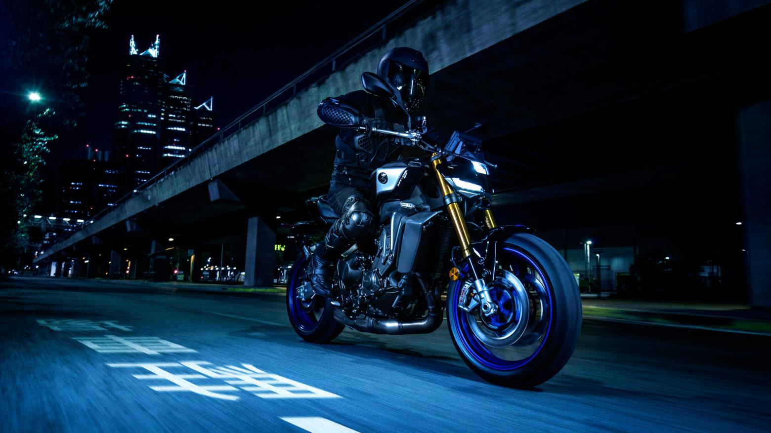 YAMAHA MT-09 Motosiklet Özellikleri : YAMAHA MT-09 119hp Güç, 93nm. Tork, 250km/h Top Speed, 900cc Motor Hacmi,  Fiyat : 581000TL Fiyat, , 193kg Ağırlık, Ön Çift 298 mm hidrolik disk; ABS, Arka 245mm hidrolik disk; ABS'ler Fren, Ön 120/70ZR17, Arka 180/55ZR17 (Bridgestone® Battlax Hypersport S23)