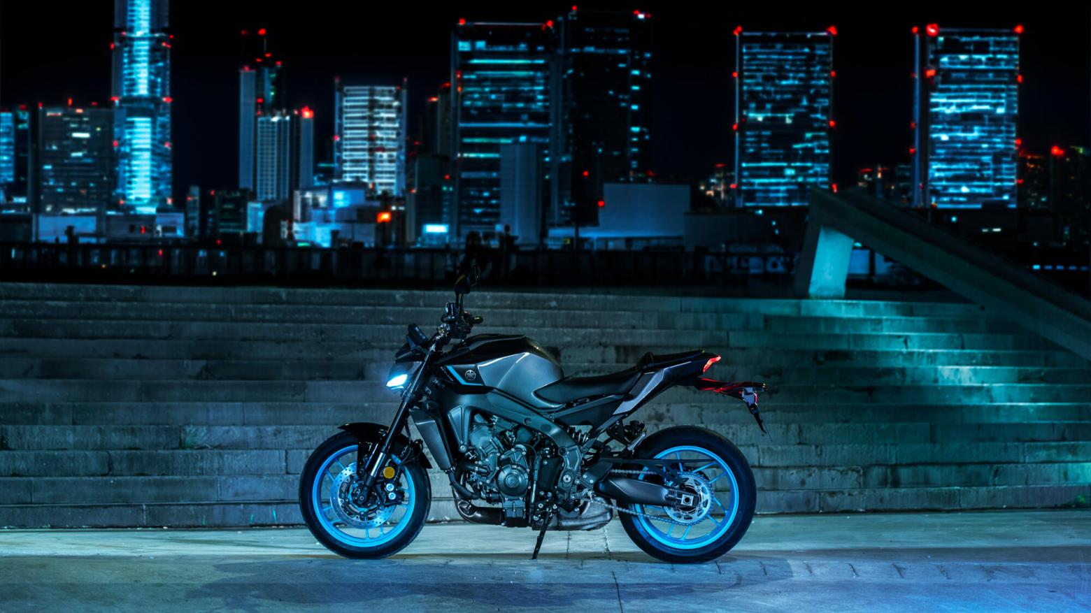 YAMAHA MT-09 Motosiklet Özellikleri : YAMAHA MT-09 117.3hp Güç, 93nm. Tork, 270km/h Top Speed, 900cc Motor Hacmi,  Fiyat : 525300TL Fiyat, , 189kg Ağırlık, Ön: Hidrolik çift disk, Ø 298 mm Arka: Hidrolik tek disk, Ø 245 mm Fren, 120/70 ZR17M/C (58W) Tubeless, 180/55 ZR17M/C (73W) Tubeless