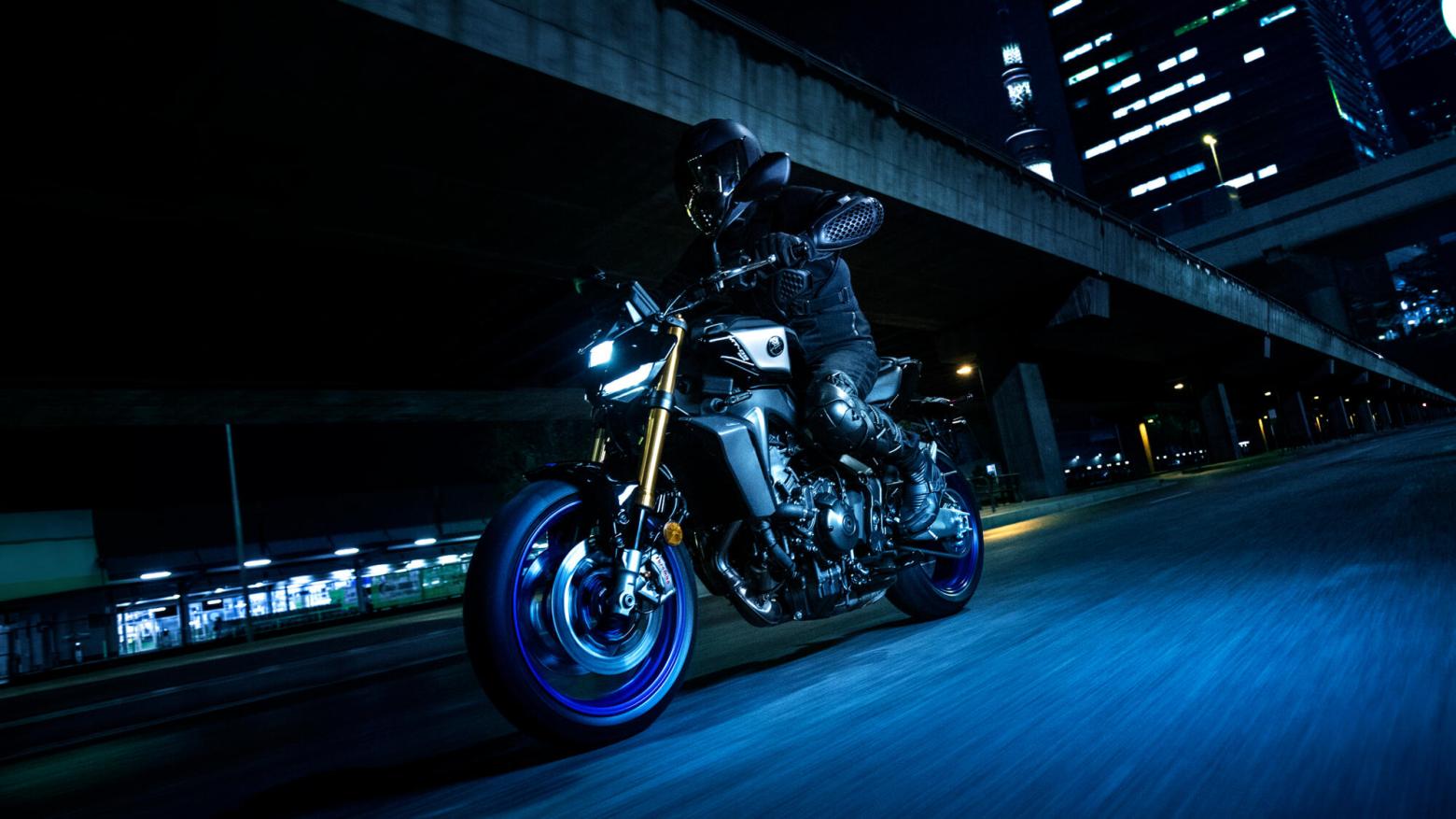 YAMAHA MT-09 Motosiklet Özellikleri : YAMAHA MT-09 119hp Güç, 93nm. Tork, 250km/h Top Speed, 900cc Motor Hacmi,  Fiyat : 581000TL Fiyat, , 193kg Ağırlık, Ön Çift 298 mm hidrolik disk; ABS, Arka 245mm hidrolik disk; ABS'ler Fren, Ön 120/70ZR17, Arka 180/55ZR17 (Bridgestone® Battlax Hypersport S23)