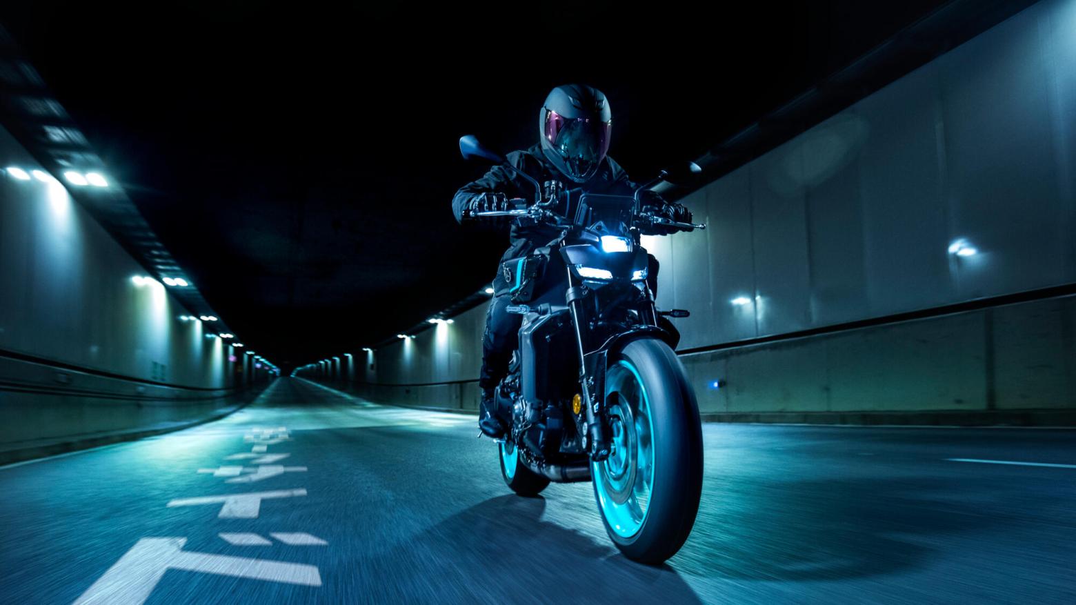 YAMAHA MT-09 Motosiklet Özellikleri : YAMAHA MT-09 117.3hp Güç, 93nm. Tork, 270km/h Top Speed, 900cc Motor Hacmi,  Fiyat : 525300TL Fiyat, , 189kg Ağırlık, Ön: Hidrolik çift disk, Ø 298 mm Arka: Hidrolik tek disk, Ø 245 mm Fren, 120/70 ZR17M/C (58W) Tubeless, 180/55 ZR17M/C (73W) Tubeless