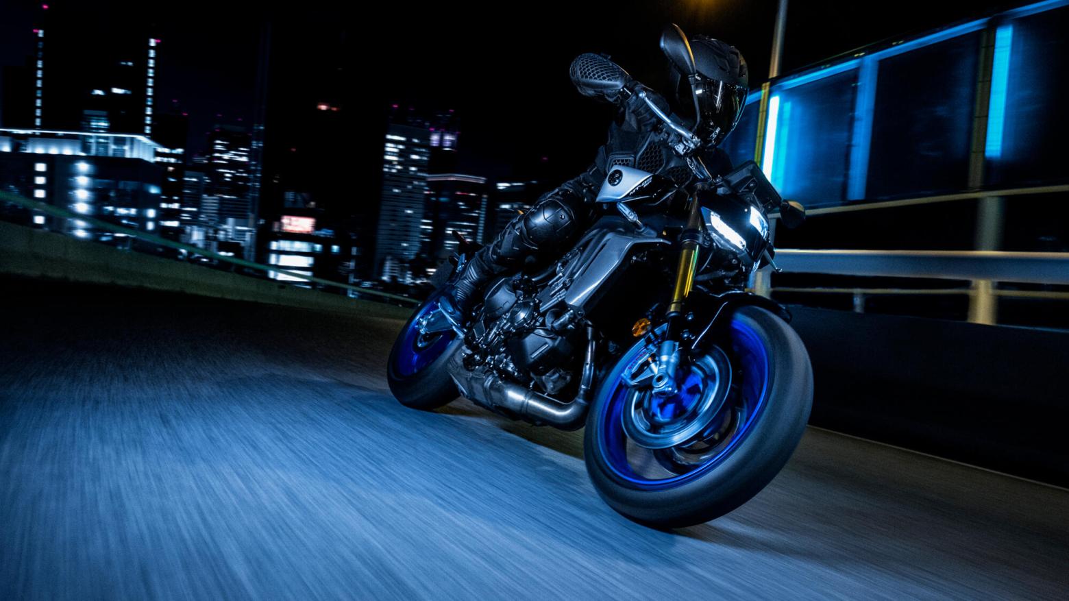 YAMAHA MT-09 Motosiklet Özellikleri : YAMAHA MT-09 119hp Güç, 93nm. Tork, 250km/h Top Speed, 900cc Motor Hacmi,  Fiyat : 581000TL Fiyat, , 193kg Ağırlık, Ön Çift 298 mm hidrolik disk; ABS, Arka 245mm hidrolik disk; ABS'ler Fren, Ön 120/70ZR17, Arka 180/55ZR17 (Bridgestone® Battlax Hypersport S23)