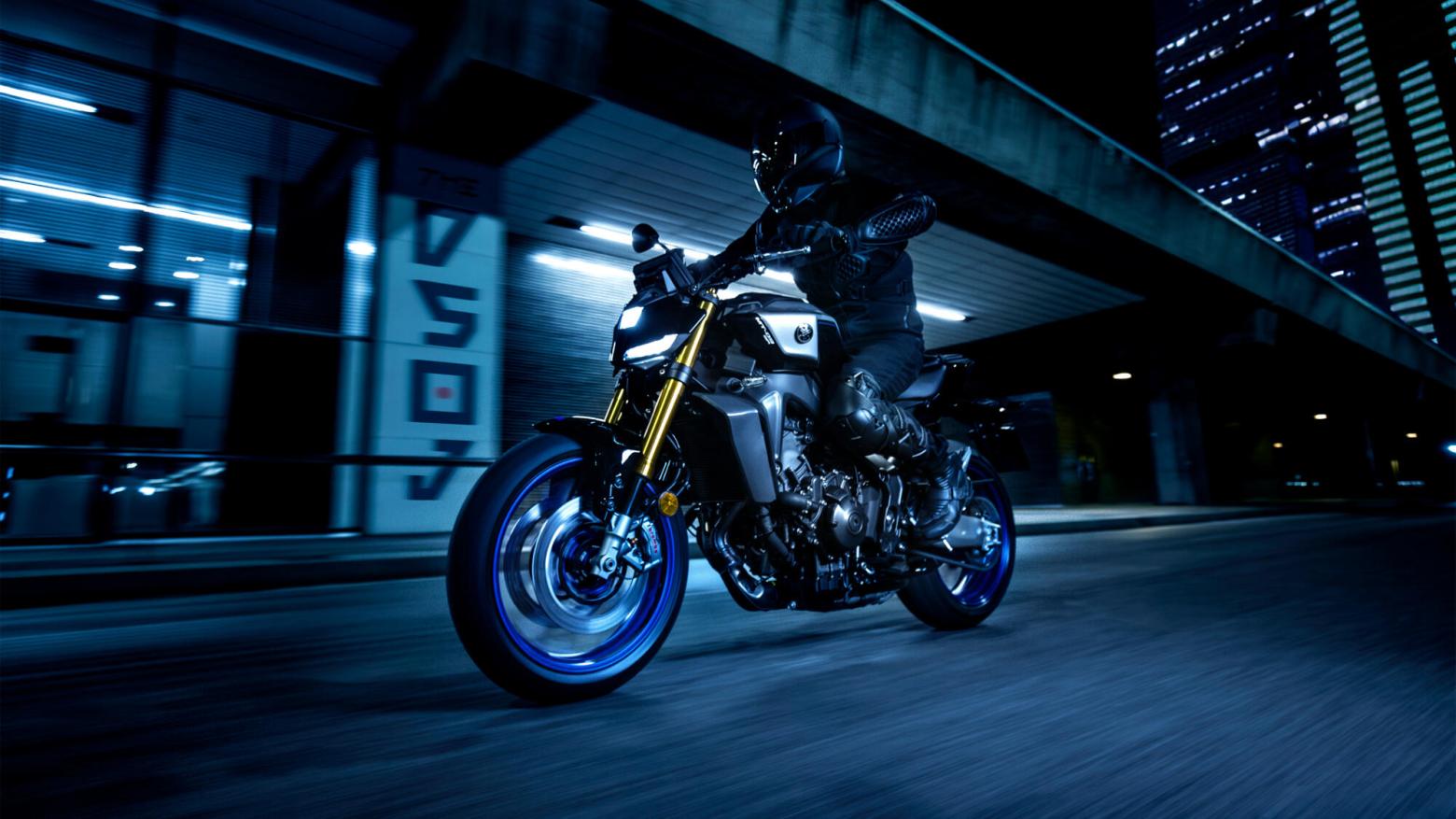 YAMAHA MT-09 Motosiklet Özellikleri : YAMAHA MT-09 119hp Güç, 93nm. Tork, 250km/h Top Speed, 900cc Motor Hacmi,  Fiyat : 581000TL Fiyat, , 193kg Ağırlık, Ön Çift 298 mm hidrolik disk; ABS, Arka 245mm hidrolik disk; ABS'ler Fren, Ön 120/70ZR17, Arka 180/55ZR17 (Bridgestone® Battlax Hypersport S23)