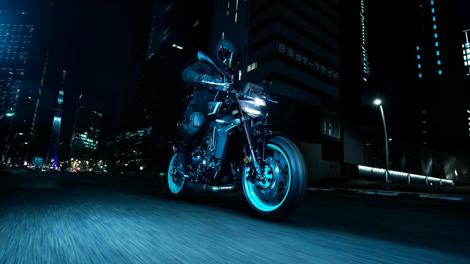 YAMAHA MT-09 Motosiklet Özellikleri : YAMAHA MT-09 117.3hp Güç, 93nm. Tork, 270km/h Top Speed, 900cc Motor Hacmi,  Fiyat : 525300TL Fiyat, , 189kg Ağırlık, Ön: Hidrolik çift disk, Ø 298 mm Arka: Hidrolik tek disk, Ø 245 mm Fren, 120/70 ZR17M/C (58W) Tubeless, 180/55 ZR17M/C (73W) Tubeless