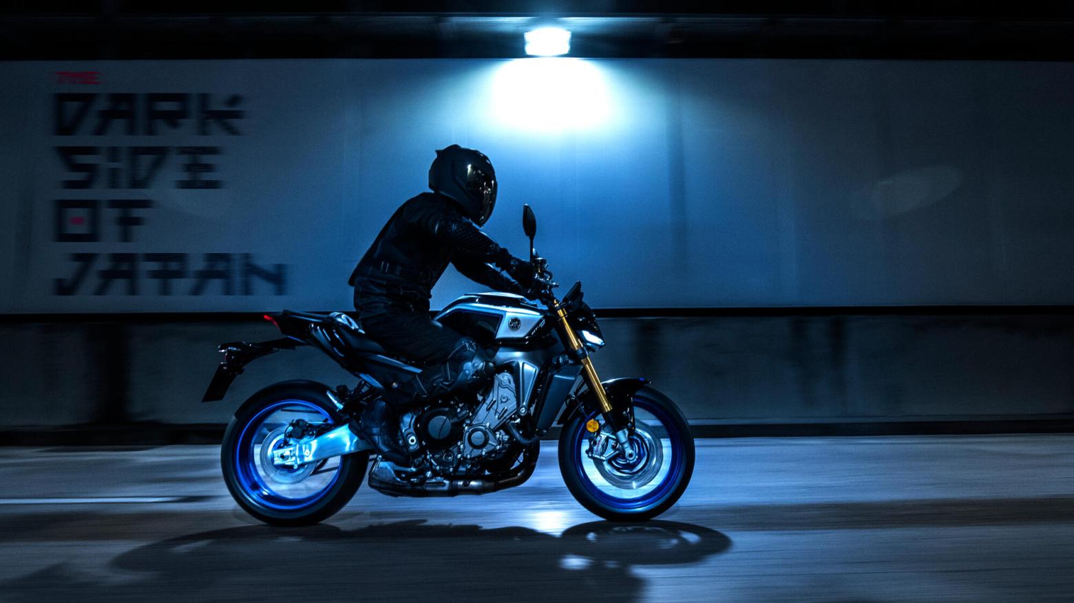 YAMAHA MT-09 Motosiklet Özellikleri : YAMAHA MT-09 119hp Güç, 93nm. Tork, 250km/h Top Speed, 900cc Motor Hacmi,  Fiyat : 581000TL Fiyat, , 193kg Ağırlık, Ön Çift 298 mm hidrolik disk; ABS, Arka 245mm hidrolik disk; ABS'ler Fren, Ön 120/70ZR17, Arka 180/55ZR17 (Bridgestone® Battlax Hypersport S23)