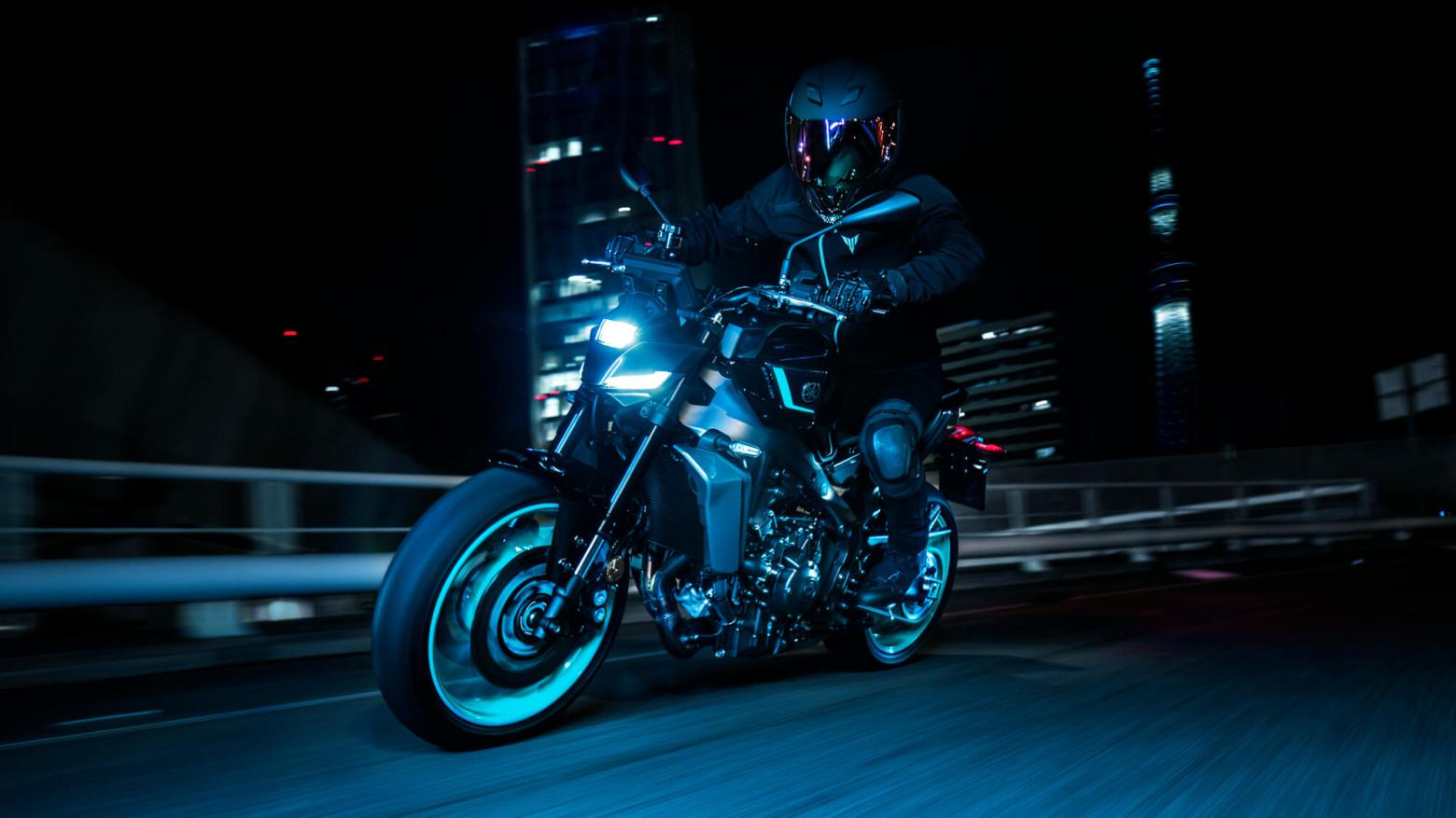 YAMAHA MT-09 Motosiklet Özellikleri : YAMAHA MT-09 117.3hp Güç, 93nm. Tork, 270km/h Top Speed, 900cc Motor Hacmi,  Fiyat : 525300TL Fiyat, , 189kg Ağırlık, Ön: Hidrolik çift disk, Ø 298 mm Arka: Hidrolik tek disk, Ø 245 mm Fren, 120/70 ZR17M/C (58W) Tubeless, 180/55 ZR17M/C (73W) Tubeless