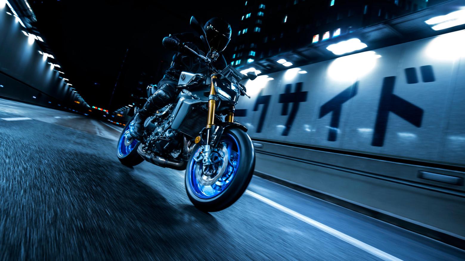 YAMAHA MT-09 Motosiklet Özellikleri : YAMAHA MT-09 119hp Güç, 93nm. Tork, 250km/h Top Speed, 900cc Motor Hacmi,  Fiyat : 581000TL Fiyat, , 193kg Ağırlık, Ön Çift 298 mm hidrolik disk; ABS, Arka 245mm hidrolik disk; ABS'ler Fren, Ön 120/70ZR17, Arka 180/55ZR17 (Bridgestone® Battlax Hypersport S23)