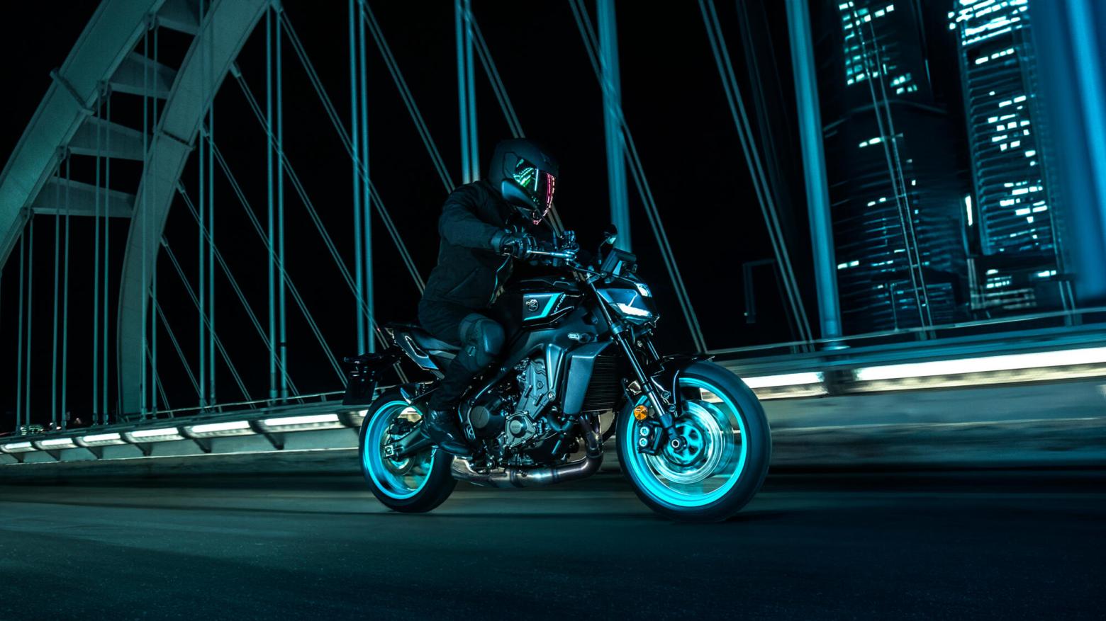 YAMAHA MT-09 Motosiklet Özellikleri : YAMAHA MT-09 117.3hp Güç, 93nm. Tork, 270km/h Top Speed, 900cc Motor Hacmi,  Fiyat : 525300TL Fiyat, , 189kg Ağırlık, Ön: Hidrolik çift disk, Ø 298 mm Arka: Hidrolik tek disk, Ø 245 mm Fren, 120/70 ZR17M/C (58W) Tubeless, 180/55 ZR17M/C (73W) Tubeless