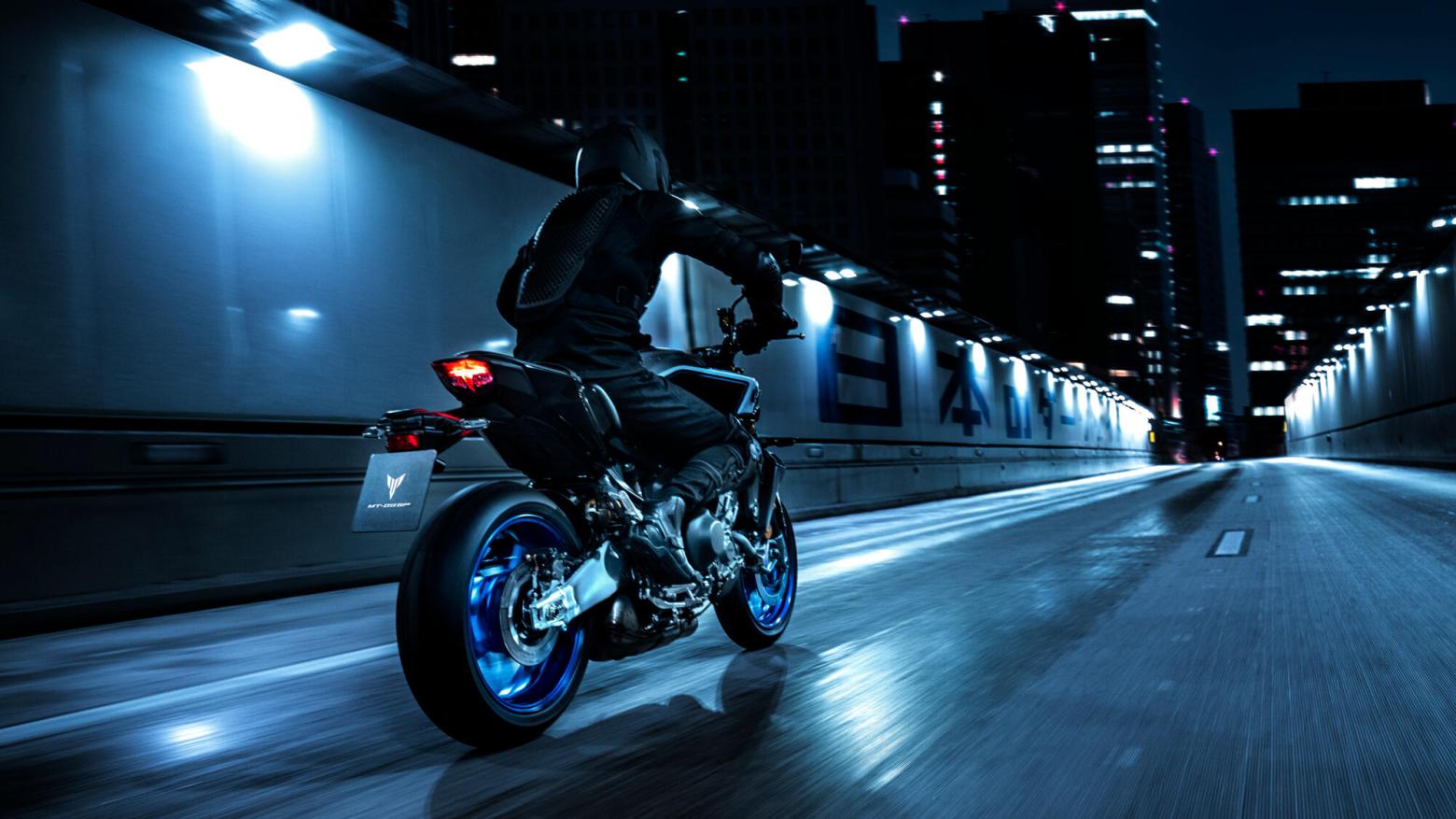 YAMAHA MT-09 Motosiklet Özellikleri : YAMAHA MT-09 119hp Güç, 93nm. Tork, 250km/h Top Speed, 900cc Motor Hacmi,  Fiyat : 581000TL Fiyat, , 193kg Ağırlık, Ön Çift 298 mm hidrolik disk; ABS, Arka 245mm hidrolik disk; ABS'ler Fren, Ön 120/70ZR17, Arka 180/55ZR17 (Bridgestone® Battlax Hypersport S23)