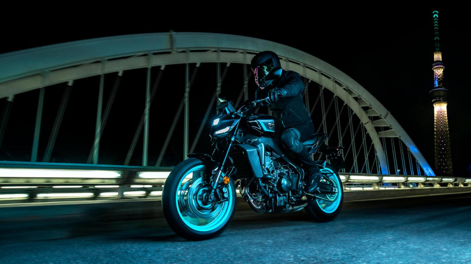 YAMAHA MT-09 Motosiklet Özellikleri : YAMAHA MT-09 117.3hp Güç, 93nm. Tork, 270km/h Top Speed, 900cc Motor Hacmi,  Fiyat : 525300TL Fiyat, , 189kg Ağırlık, Ön: Hidrolik çift disk, Ø 298 mm Arka: Hidrolik tek disk, Ø 245 mm Fren, 120/70 ZR17M/C (58W) Tubeless, 180/55 ZR17M/C (73W) Tubeless