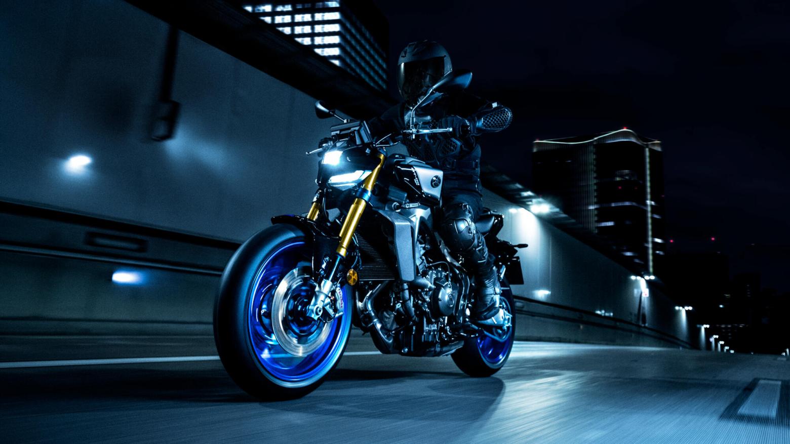 YAMAHA MT-09 Motosiklet Özellikleri : YAMAHA MT-09 119hp Güç, 93nm. Tork, 250km/h Top Speed, 900cc Motor Hacmi,  Fiyat : 581000TL Fiyat, , 193kg Ağırlık, Ön Çift 298 mm hidrolik disk; ABS, Arka 245mm hidrolik disk; ABS'ler Fren, Ön 120/70ZR17, Arka 180/55ZR17 (Bridgestone® Battlax Hypersport S23)