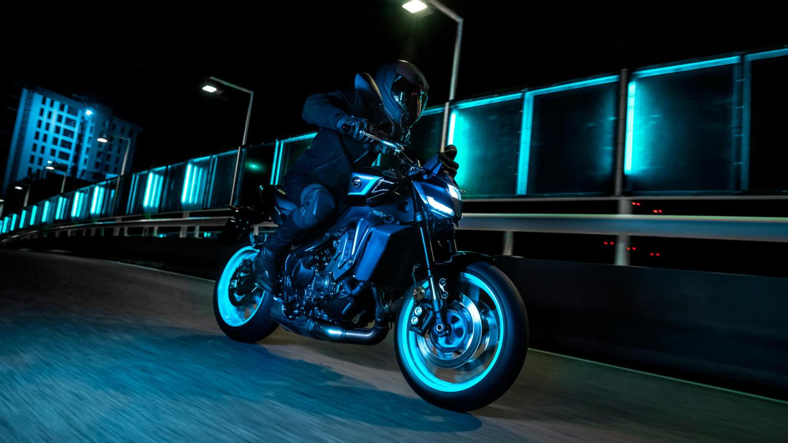 YAMAHA MT-09 Motosiklet Özellikleri : YAMAHA MT-09 117.3hp Güç, 93nm. Tork, 270km/h Top Speed, 900cc Motor Hacmi,  Fiyat : 525300TL Fiyat, , 189kg Ağırlık, Ön: Hidrolik çift disk, Ø 298 mm Arka: Hidrolik tek disk, Ø 245 mm Fren, 120/70 ZR17M/C (58W) Tubeless, 180/55 ZR17M/C (73W) Tubeless