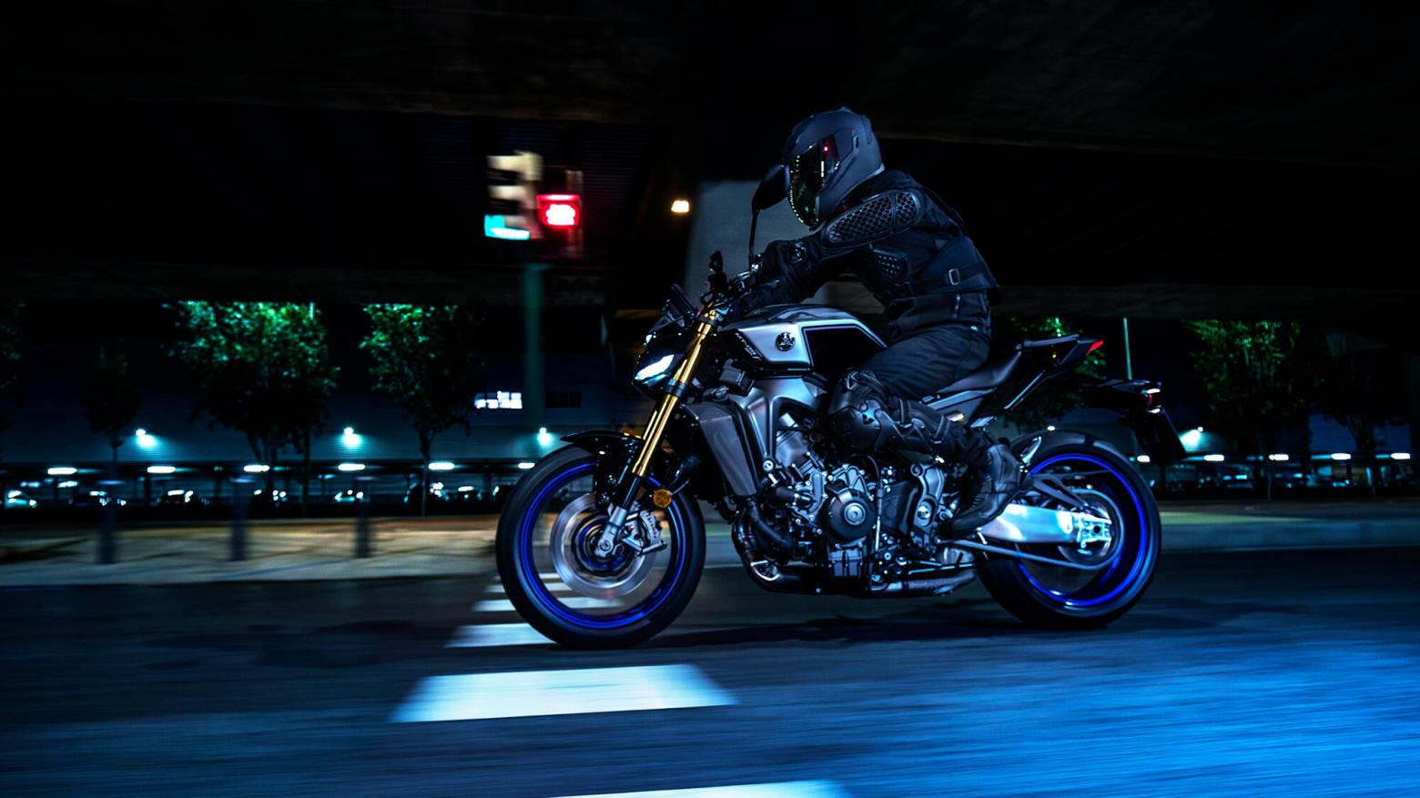 YAMAHA MT-09 Motosiklet Özellikleri : YAMAHA MT-09 119hp Güç, 93nm. Tork, 250km/h Top Speed, 900cc Motor Hacmi,  Fiyat : 581000TL Fiyat, , 193kg Ağırlık, Ön Çift 298 mm hidrolik disk; ABS, Arka 245mm hidrolik disk; ABS'ler Fren, Ön 120/70ZR17, Arka 180/55ZR17 (Bridgestone® Battlax Hypersport S23)