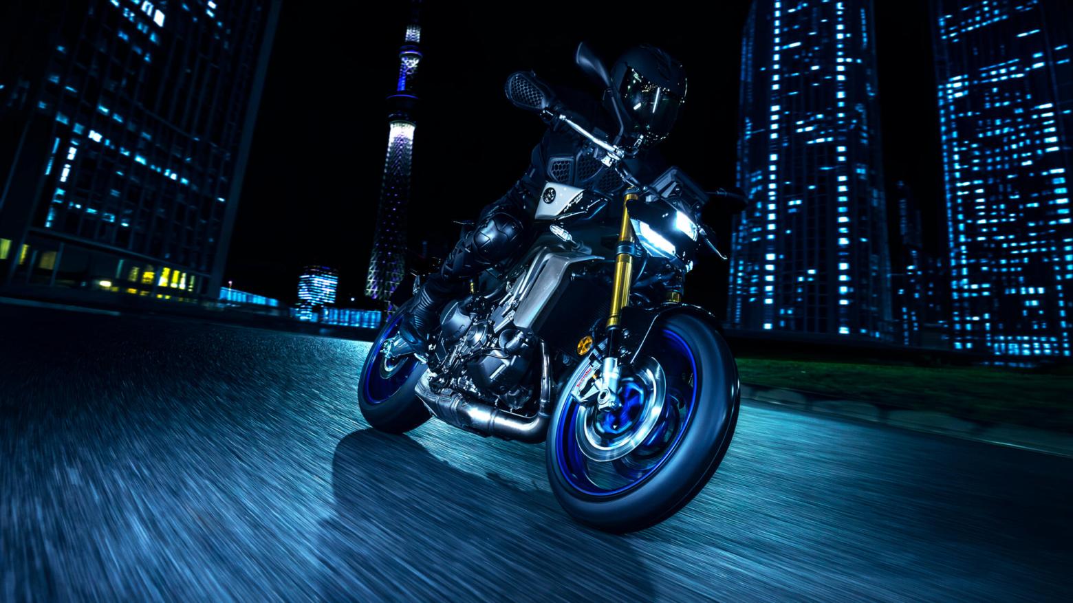 YAMAHA MT-09 SP Motosiklet Özellikleri : YAMAHA MT-09 SP 117.3hp Güç, 93nm. Tork, 280km/h Top Speed, 900cc Motor Hacmi,  Fiyat : 624200TL Fiyat, , 190kg Ağırlık, Ön : Hidrolik çift disk, Ø 298 mm  Arka: Hidrolik tek disk, Ø 245 mm Fren, 120/70 ZR17M/C (58W) Tubeless , 180/55 ZR17M/C (73W) Tubeless