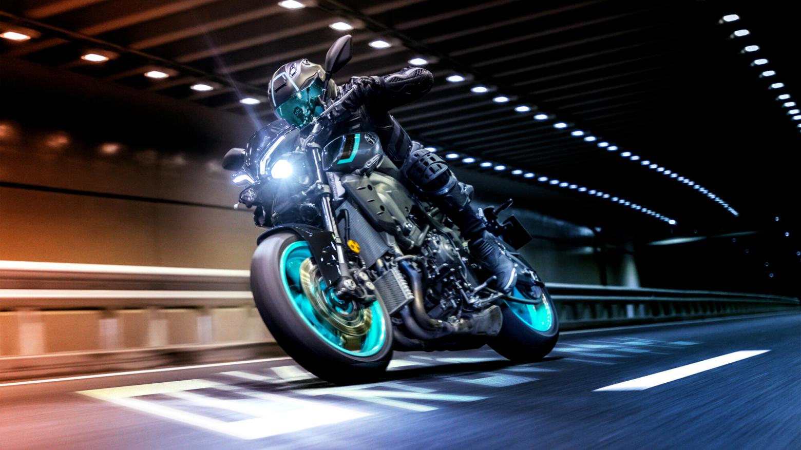 YAMAHA MT-10 Motosiklet Özellikleri : YAMAHA MT-10 166hp Güç, 112nm. Tork, 290km/h Top Speed, 1000cc Motor Hacmi,  Fiyat : 814000TL Fiyat, , 212kg Ağırlık, Ön Çift 320mm hidrolik disk; ABS, Arka 220mm hidrolik disk; ABS'ler Fren, Ön 120/70ZR17, Arka 190/55ZR17 (Bridgestone® Battlax Hypersport S22)