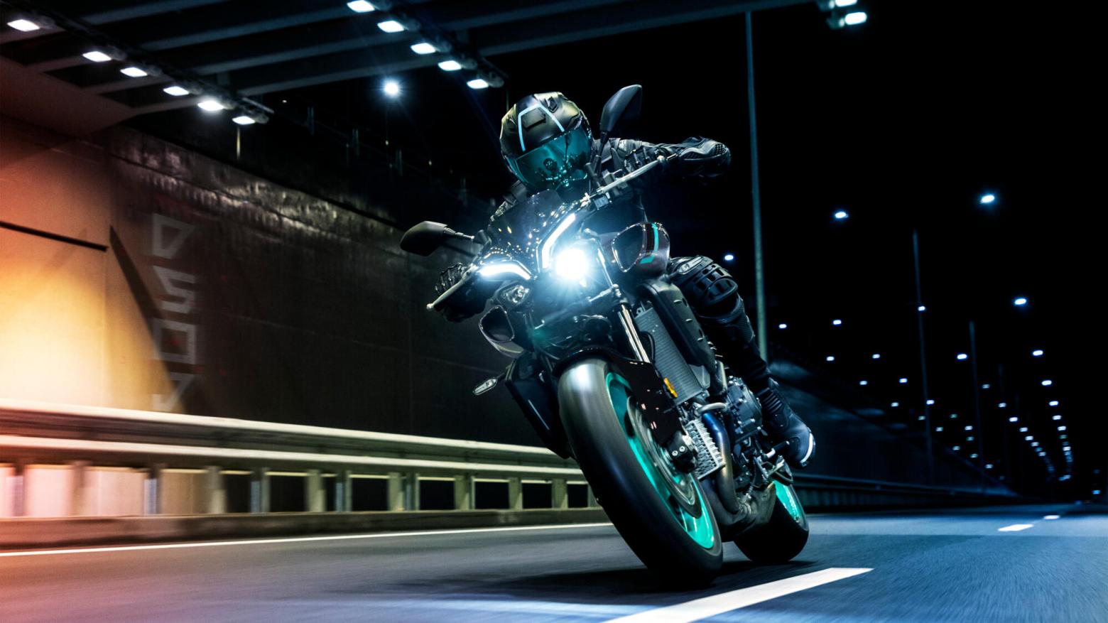 YAMAHA MT-10 Motosiklet Özellikleri : YAMAHA MT-10 166hp Güç, 112nm. Tork, 290km/h Top Speed, 1000cc Motor Hacmi,  Fiyat : 814000TL Fiyat, , 212kg Ağırlık, Ön Çift 320mm hidrolik disk; ABS, Arka 220mm hidrolik disk; ABS'ler Fren, Ön 120/70ZR17, Arka 190/55ZR17 (Bridgestone® Battlax Hypersport S22)
