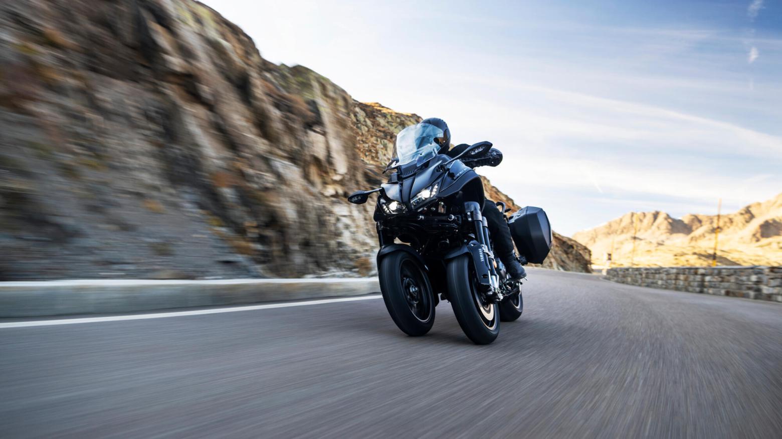 Yamaha Niken GT Motosiklet Özellikleri : Yamaha Niken GT 115hp Güç, 90.7nm. Tork, 240km/h Top Speed, 900cc Motor Hacmi,  Fiyat : 914500TL Fiyat, , 270kg Ağırlık, ÖN 298 mm hidrolik disk, ARKA 282 mm hidrolik disk ABS Fren, ÖN 120/70R15M / C 56V, ARKA 190/55R17M / C 75V