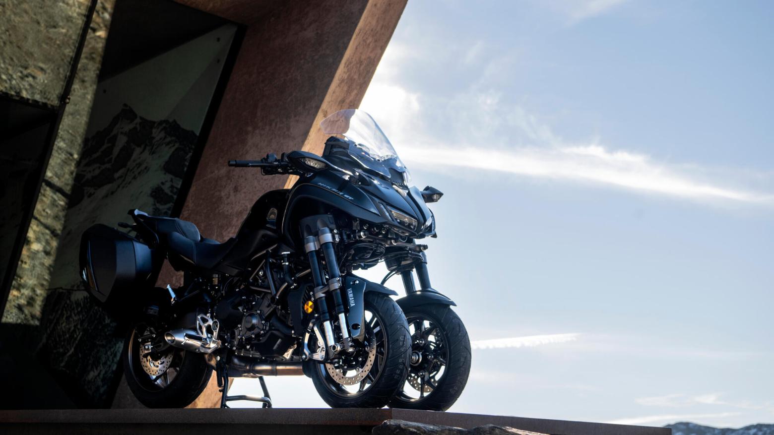 Yamaha Niken GT Motosiklet Özellikleri : Yamaha Niken GT 115hp Güç, 90.7nm. Tork, 240km/h Top Speed, 900cc Motor Hacmi,  Fiyat : 914500TL Fiyat, , 270kg Ağırlık, ÖN 298 mm hidrolik disk, ARKA 282 mm hidrolik disk ABS Fren, ÖN 120/70R15M / C 56V, ARKA 190/55R17M / C 75V