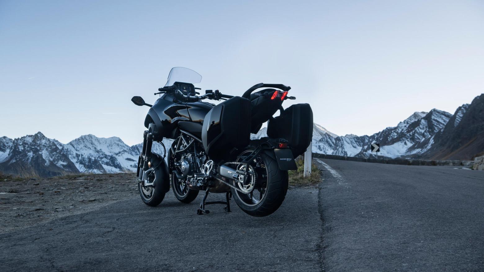 Yamaha Niken GT Motosiklet Özellikleri : Yamaha Niken GT 115hp Güç, 90.7nm. Tork, 240km/h Top Speed, 900cc Motor Hacmi,  Fiyat : 914500TL Fiyat, , 270kg Ağırlık, ÖN 298 mm hidrolik disk, ARKA 282 mm hidrolik disk ABS Fren, ÖN 120/70R15M / C 56V, ARKA 190/55R17M / C 75V