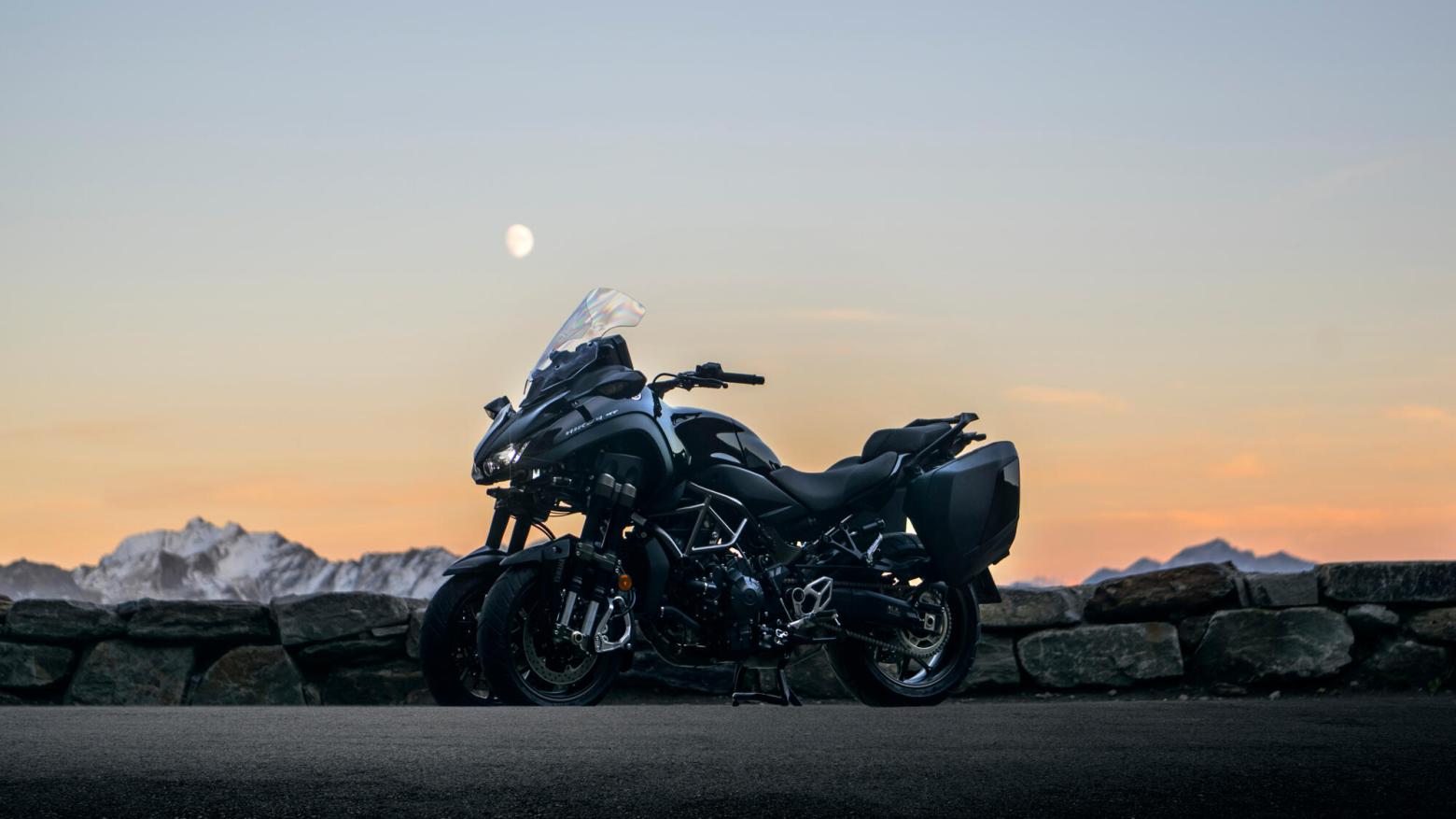 Yamaha Niken GT Motosiklet Özellikleri : Yamaha Niken GT 115hp Güç, 90.7nm. Tork, 240km/h Top Speed, 900cc Motor Hacmi,  Fiyat : 914500TL Fiyat, , 270kg Ağırlık, ÖN 298 mm hidrolik disk, ARKA 282 mm hidrolik disk ABS Fren, ÖN 120/70R15M / C 56V, ARKA 190/55R17M / C 75V