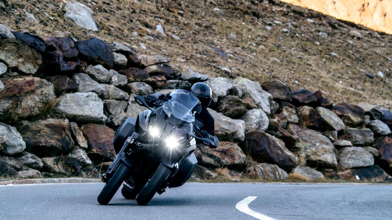 Yamaha Niken GT Motosiklet Özellikleri : Yamaha Niken GT 115hp Güç, 90.7nm. Tork, 240km/h Top Speed, 900cc Motor Hacmi,  Fiyat : 914500TL Fiyat, , 270kg Ağırlık, ÖN 298 mm hidrolik disk, ARKA 282 mm hidrolik disk ABS Fren, ÖN 120/70R15M / C 56V, ARKA 190/55R17M / C 75V