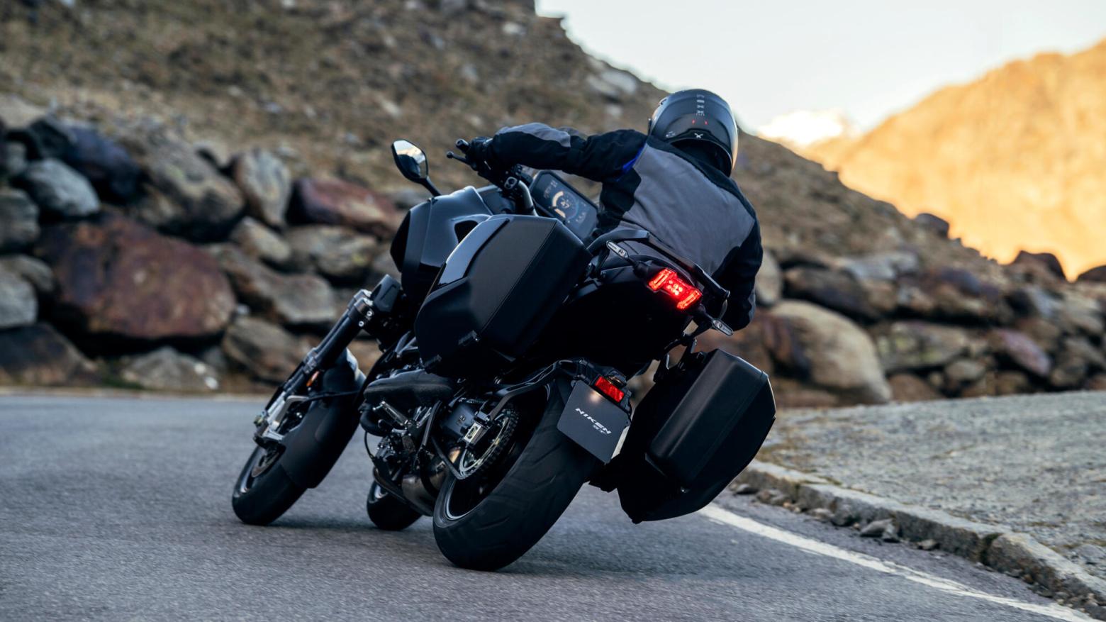 Yamaha Niken GT Motosiklet Özellikleri : Yamaha Niken GT 115hp Güç, 90.7nm. Tork, 240km/h Top Speed, 900cc Motor Hacmi,  Fiyat : 914500TL Fiyat, , 270kg Ağırlık, ÖN 298 mm hidrolik disk, ARKA 282 mm hidrolik disk ABS Fren, ÖN 120/70R15M / C 56V, ARKA 190/55R17M / C 75V