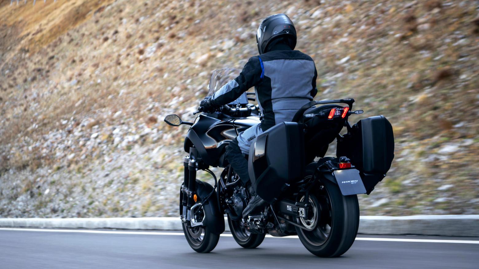 Yamaha Niken GT Motosiklet Özellikleri : Yamaha Niken GT 115hp Güç, 90.7nm. Tork, 240km/h Top Speed, 900cc Motor Hacmi,  Fiyat : 914500TL Fiyat, , 270kg Ağırlık, ÖN 298 mm hidrolik disk, ARKA 282 mm hidrolik disk ABS Fren, ÖN 120/70R15M / C 56V, ARKA 190/55R17M / C 75V