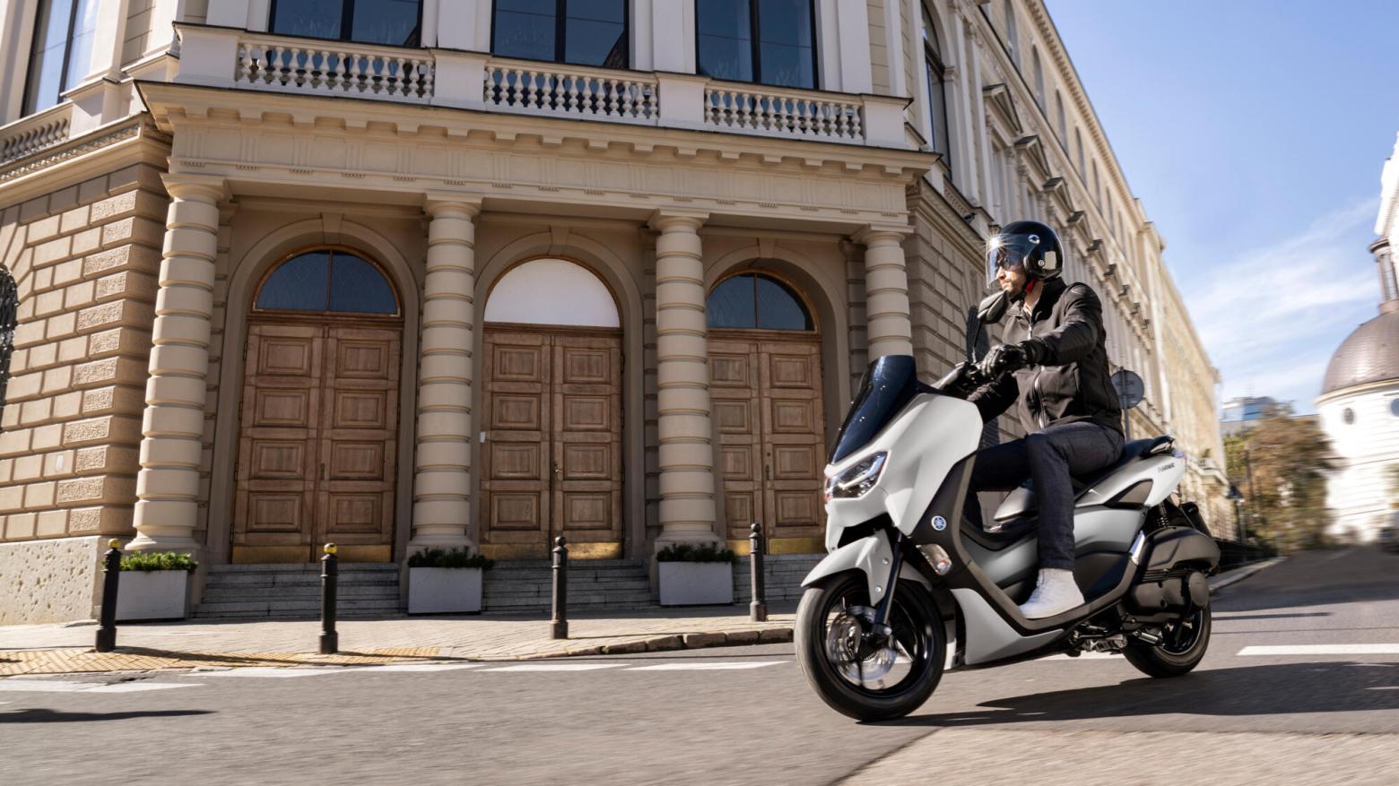 Yamaha NMAX125 Motosiklet Özellikleri : Yamaha NMAX125 12.2hp Güç, 11.2nm. Tork, 120km/h Top Speed, 125cc Motor Hacmi,  Fiyat : 153000TL Fiyat, , 131kg Ağırlık, Ön Arka ABS Hidrolik Tek Disk Fren Fren, 110/70-13M/C 48P  130/70-13M/C 63P 