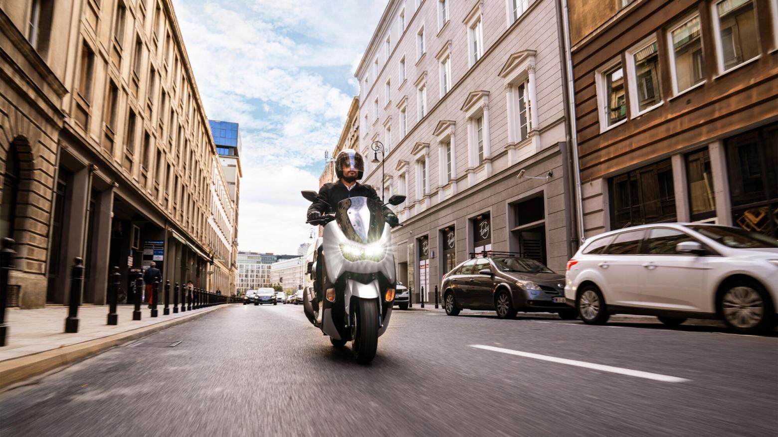 Yamaha NMAX125 Motosiklet Özellikleri : Yamaha NMAX125 12.2hp Güç, 11.2nm. Tork, 120km/h Top Speed, 125cc Motor Hacmi,  Fiyat : 153000TL Fiyat, , 131kg Ağırlık, Ön Arka ABS Hidrolik Tek Disk Fren Fren, 110/70-13M/C 48P  130/70-13M/C 63P 