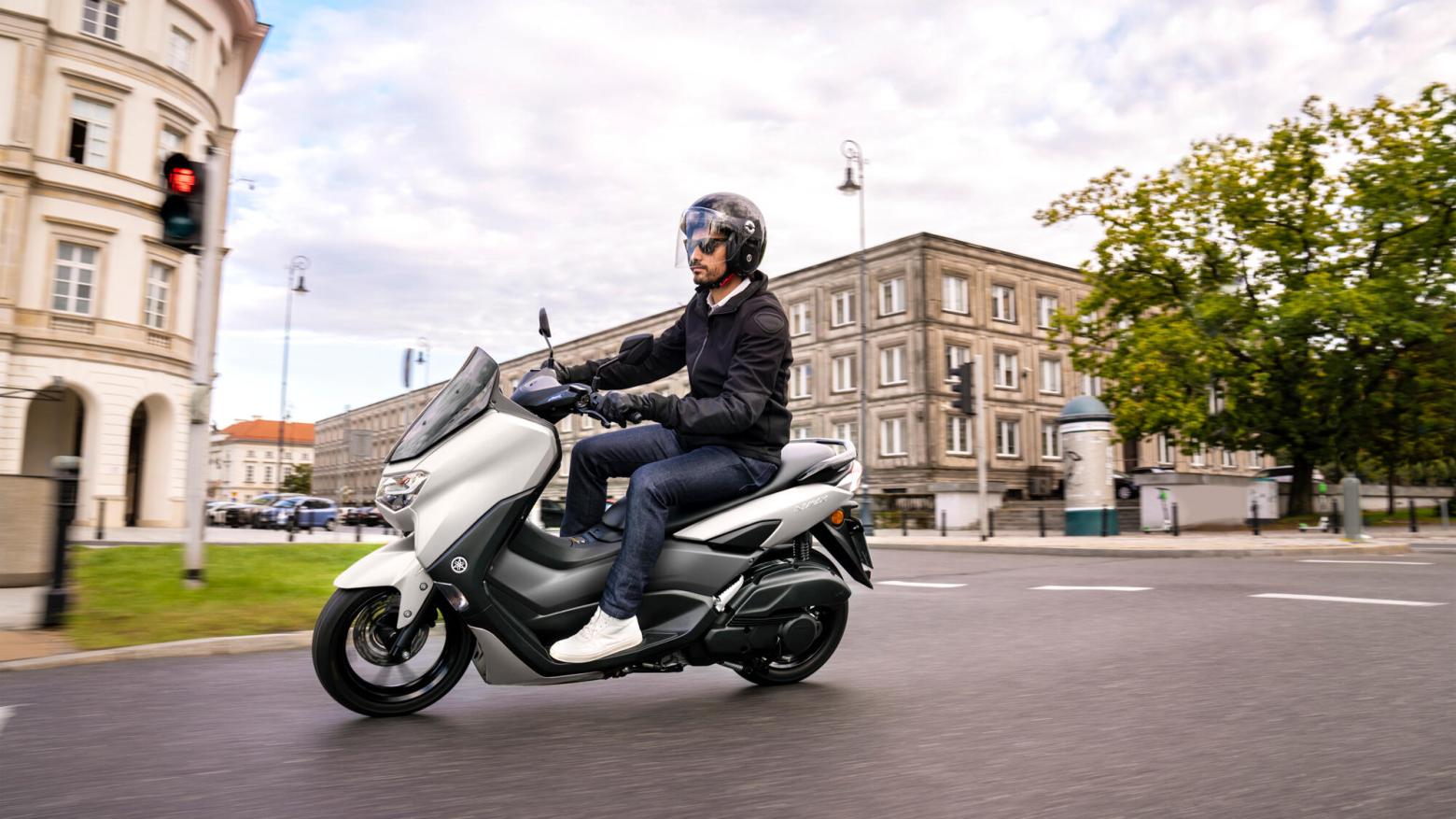 Yamaha NMAX125 Motosiklet Özellikleri : Yamaha NMAX125 12.2hp Güç, 11.2nm. Tork, 120km/h Top Speed, 125cc Motor Hacmi,  Fiyat : 153000TL Fiyat, , 131kg Ağırlık, Ön Arka ABS Hidrolik Tek Disk Fren Fren, 110/70-13M/C 48P  130/70-13M/C 63P 