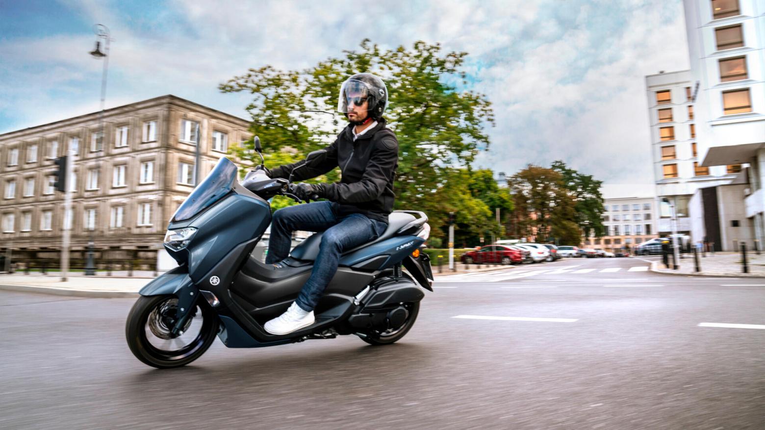Yamaha NMAX 155 Motosiklet Özellikleri : Yamaha NMAX 155 15.1hp Güç, 14nm. Tork, 130km/h Top Speed, 150cc Motor Hacmi,  Fiyat : 175000TL Fiyat, , 131kg Ağırlık, Ön Arka ABS Hidrolik Tek Disk Fren Fren, 110/70-13M/C 48P  130/70-13M/C 63P 