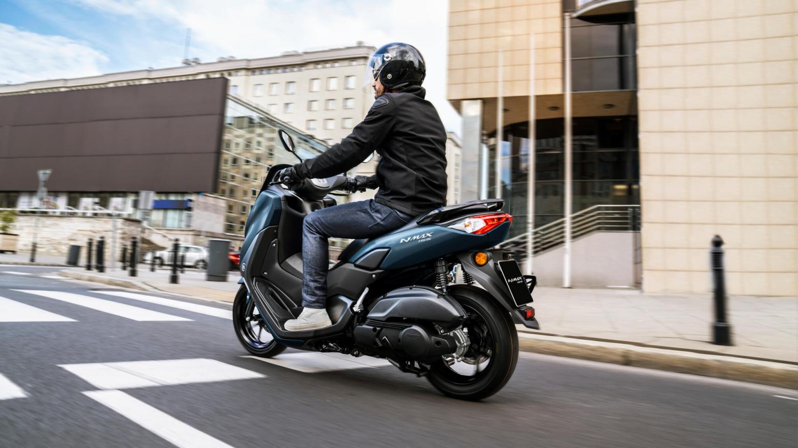 Yamaha NMAX 155 Motosiklet Özellikleri : Yamaha NMAX 155 15.1hp Güç, 14nm. Tork, 130km/h Top Speed, 150cc Motor Hacmi,  Fiyat : 175000TL Fiyat, , 131kg Ağırlık, Ön Arka ABS Hidrolik Tek Disk Fren Fren, 110/70-13M/C 48P  130/70-13M/C 63P 