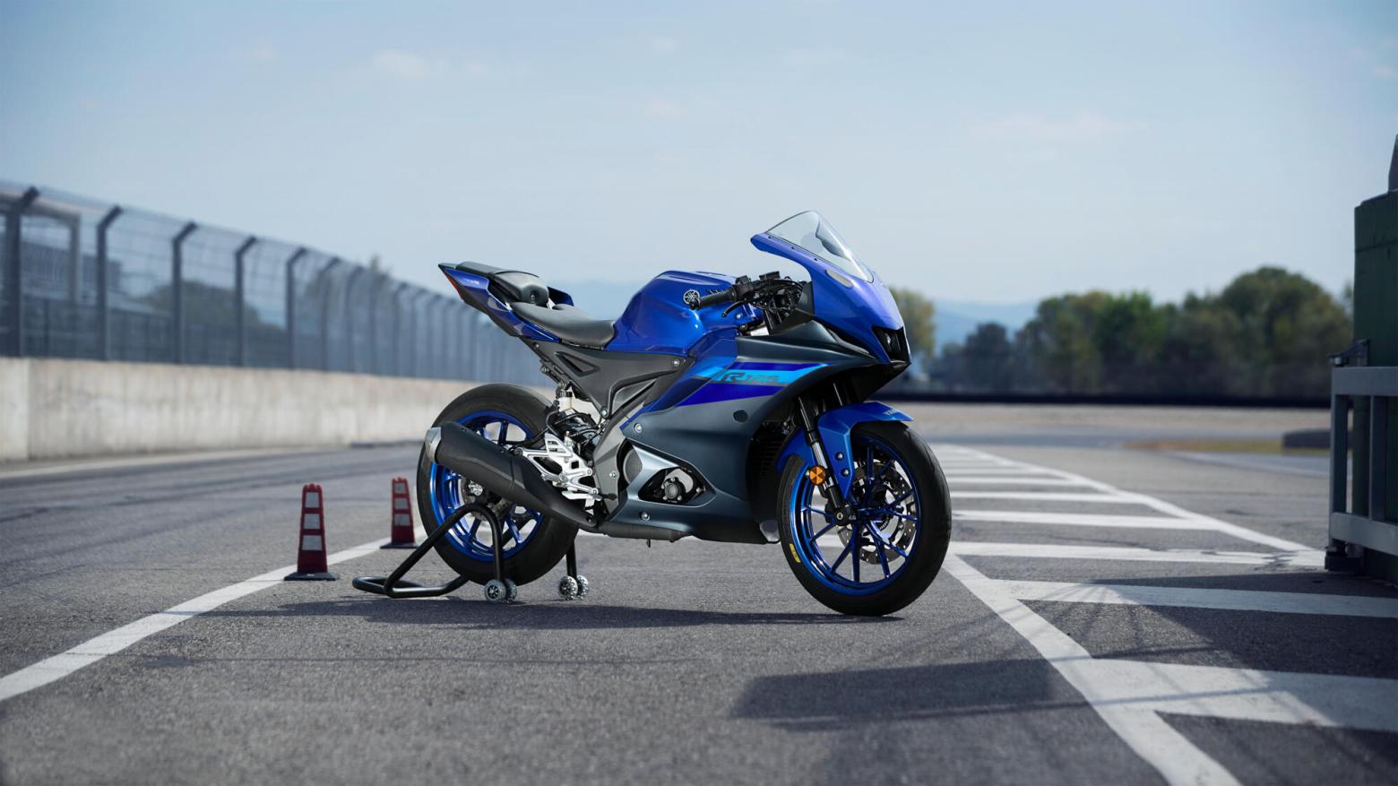 YAMAHA R125 Motosiklet Özellikleri : YAMAHA R125 15hp Güç, 11.5nm. Tork, 135km/h Top Speed, 125cc Motor Hacmi,  Fiyat : 232000TL Fiyat, , 144kg Ağırlık, Ön - Arka (Hidrolik Tekli Fren Diski) Fren, 100/80-17 M/C -  140/70-17 M/C